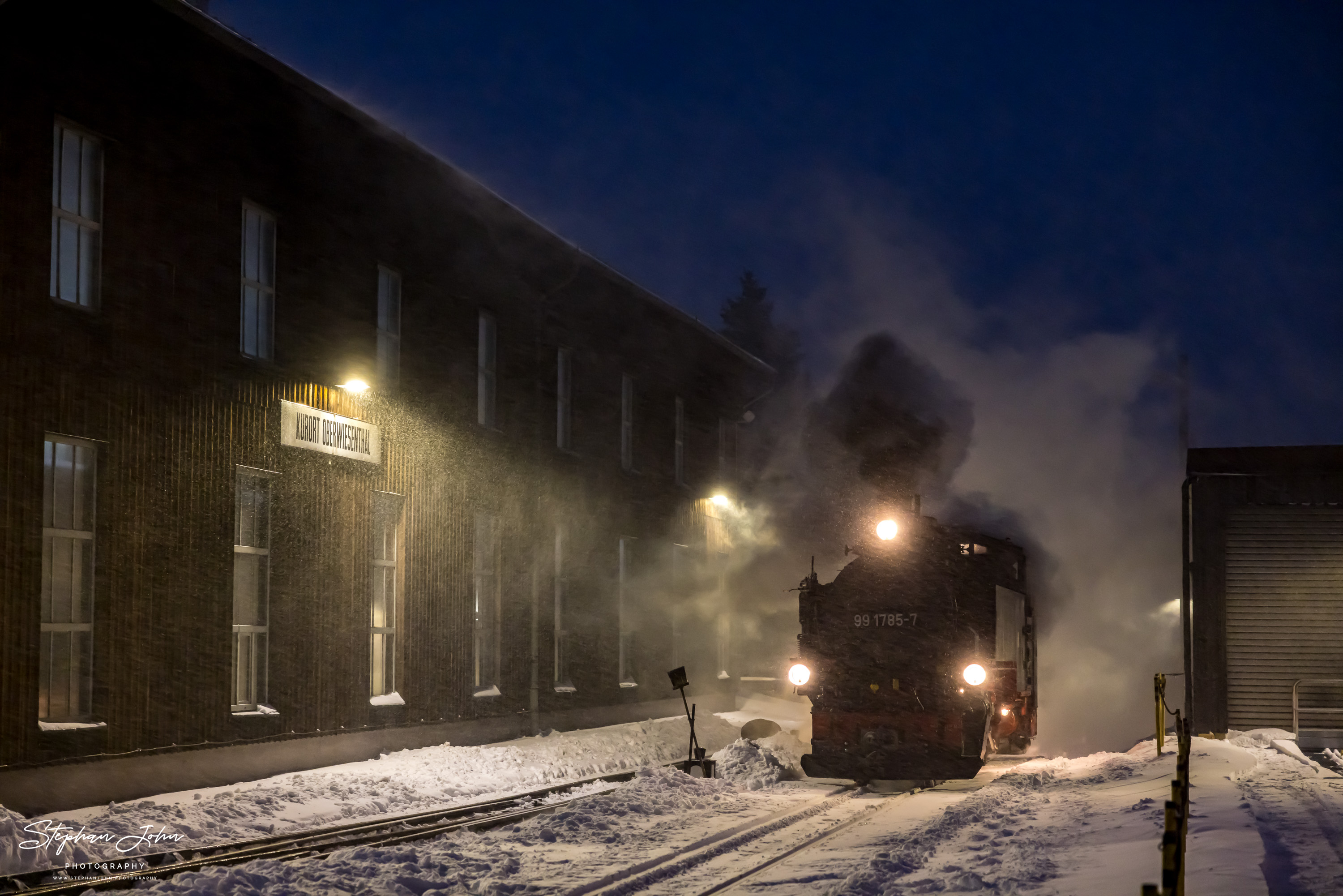 Im Schneetreiben setzt Lok 99 1785-7 in Oberwiesenthal an den Zug P 1006 nach Cranzahl