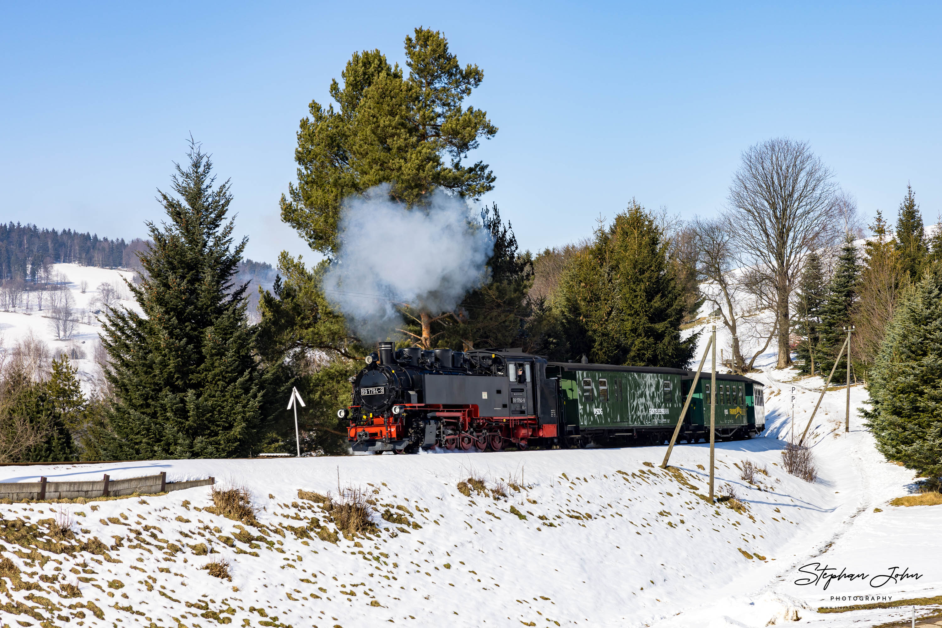 Lok 99 1794-9 dampft mit Zug P 1003 durch die Ortslage Neudorf