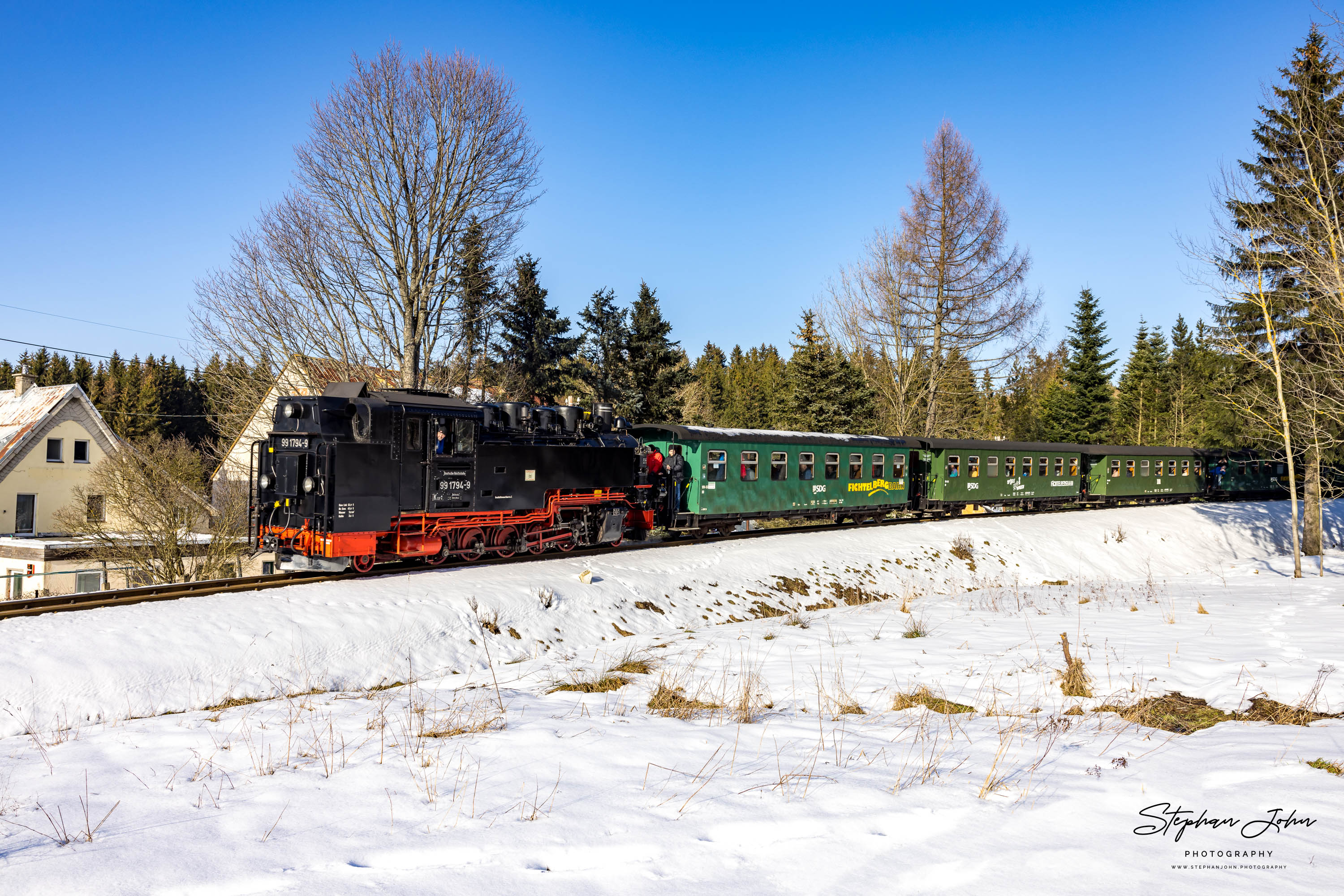 Lok 99 1794-9 erreicht mit P 1004 den Bahnhof Kretscham-Rothensehma
