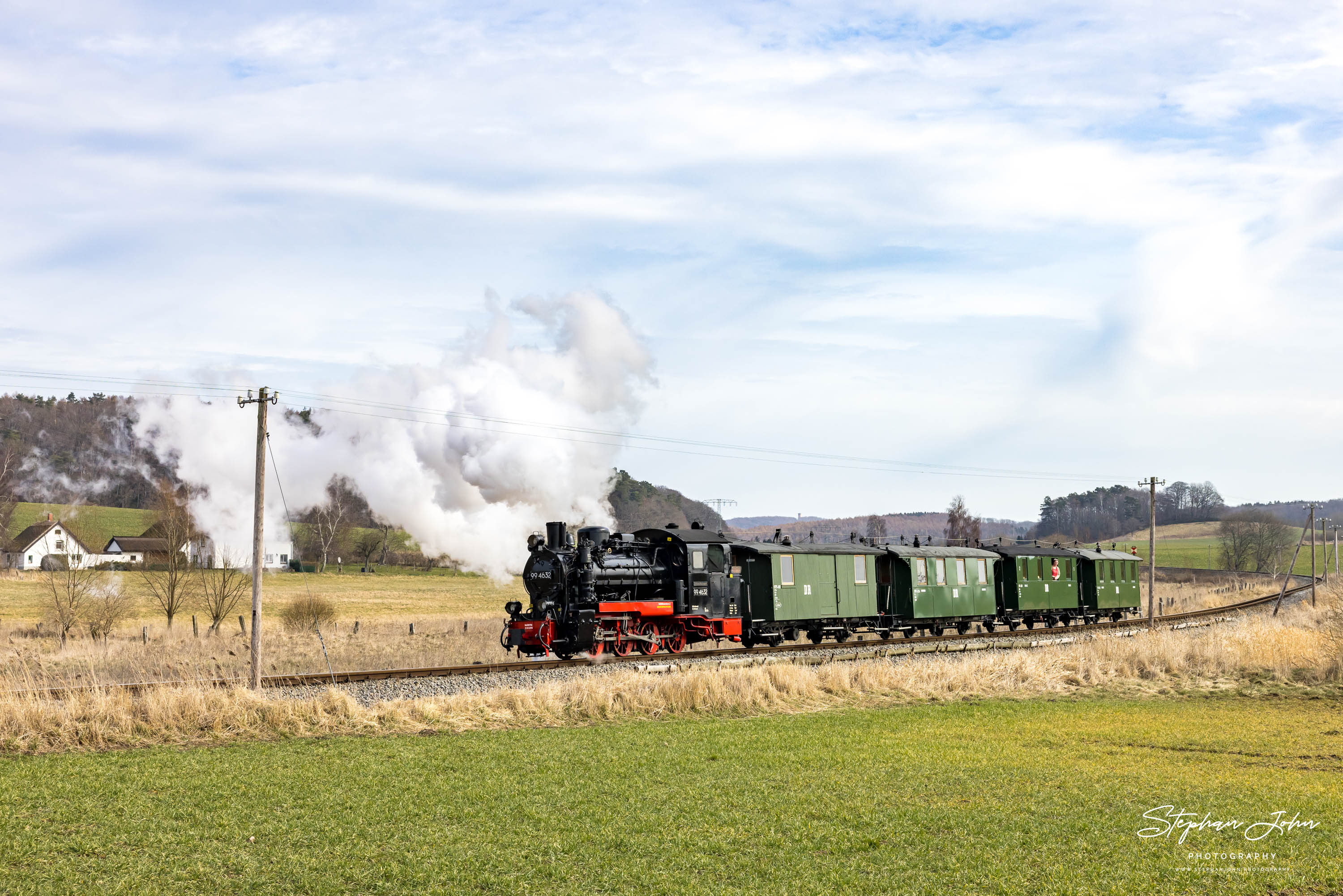 Zug P 222 mit Lok 99 4632 hat Seelvitz verlassen und dampft weiter in Richtung Putbus