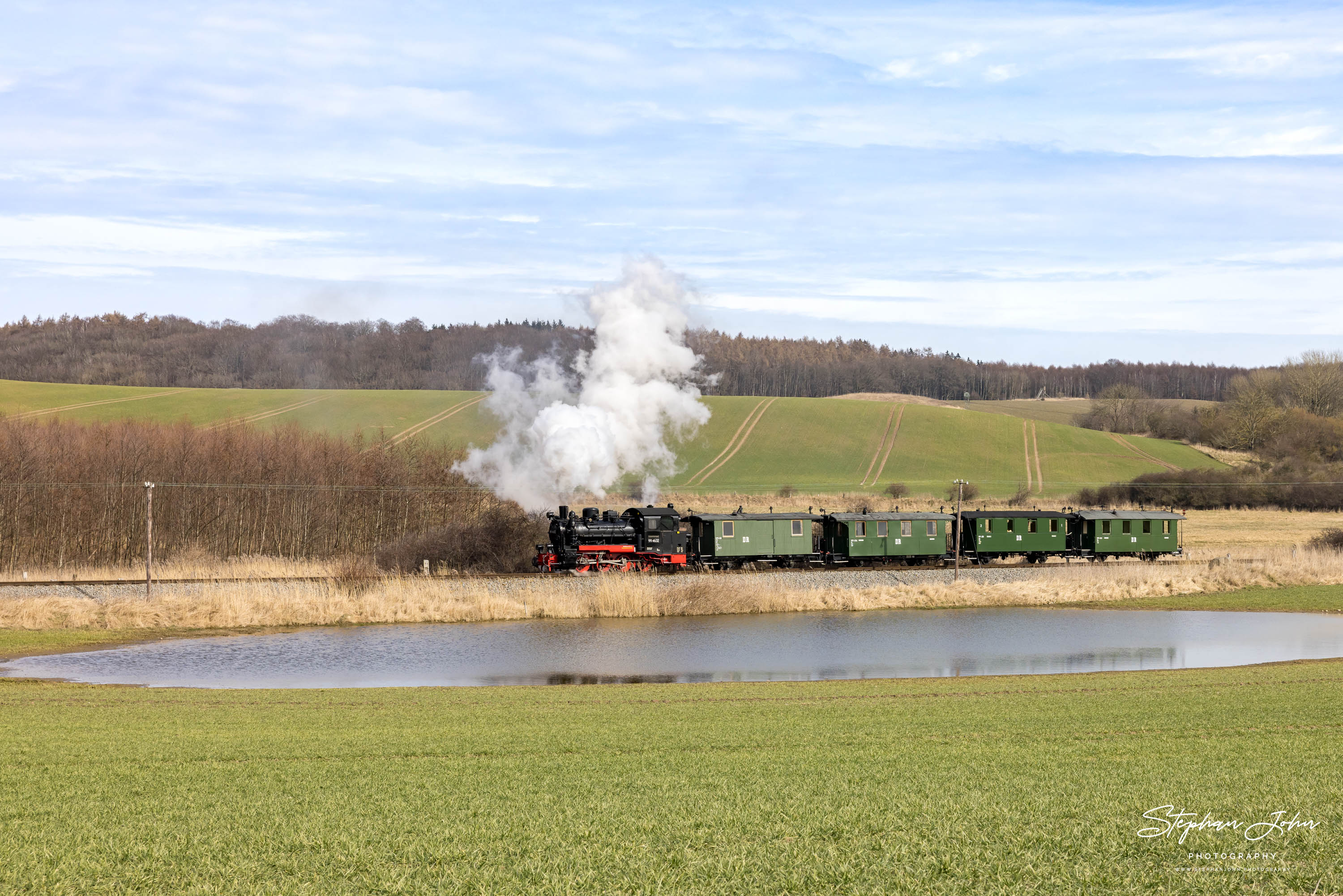 Zug P 222 mit Lok 99 4632 zwischen Seelwitz und Posewald auf dem Weg nach Putbus