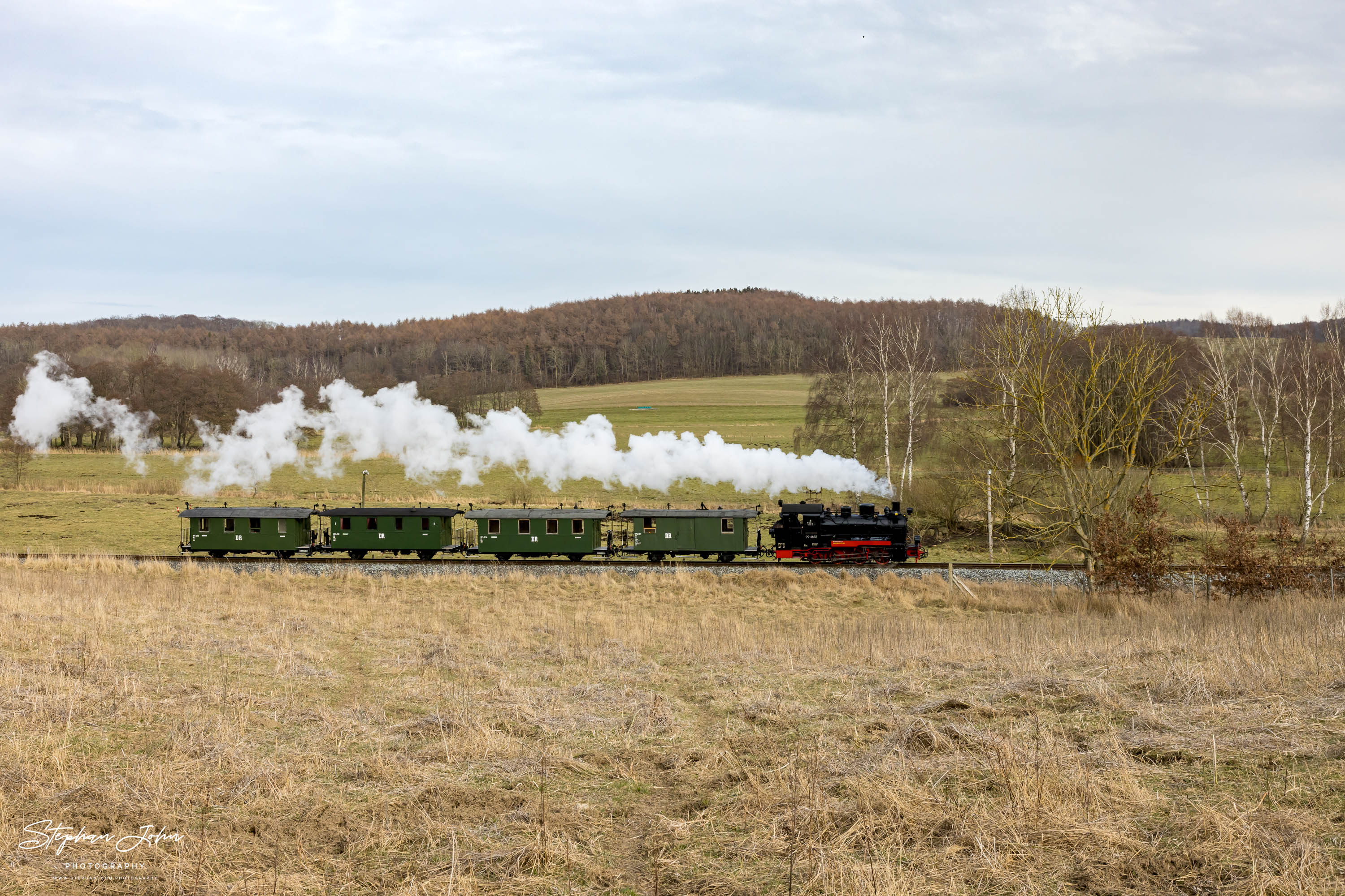 Zug P 223 mit Lok 99 4632zwischen Serams und Seelvitz auf dem Weg nach Putbus