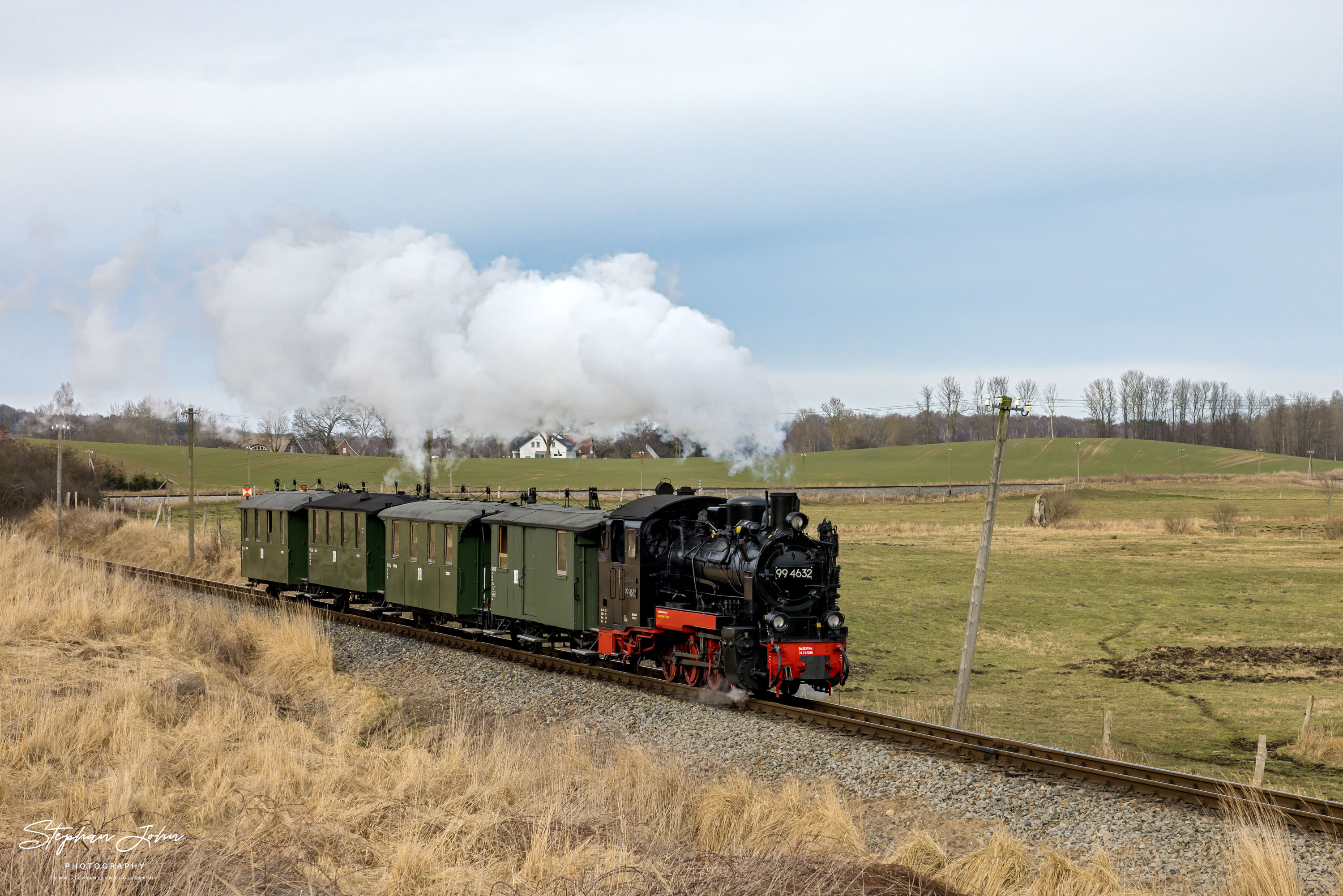 Zug P 223 mit Lok 99 4632zwischen Serams und Seelvitz auf dem Weg nach Putbus