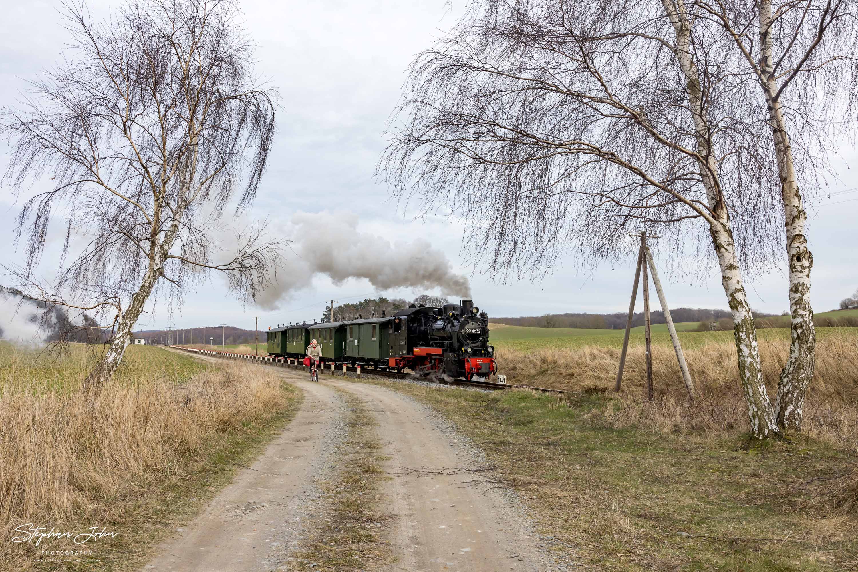 Zug P 223 mit Lok 99 4632 hat Seelvitz auf dem Weg nach Putbus verlassen