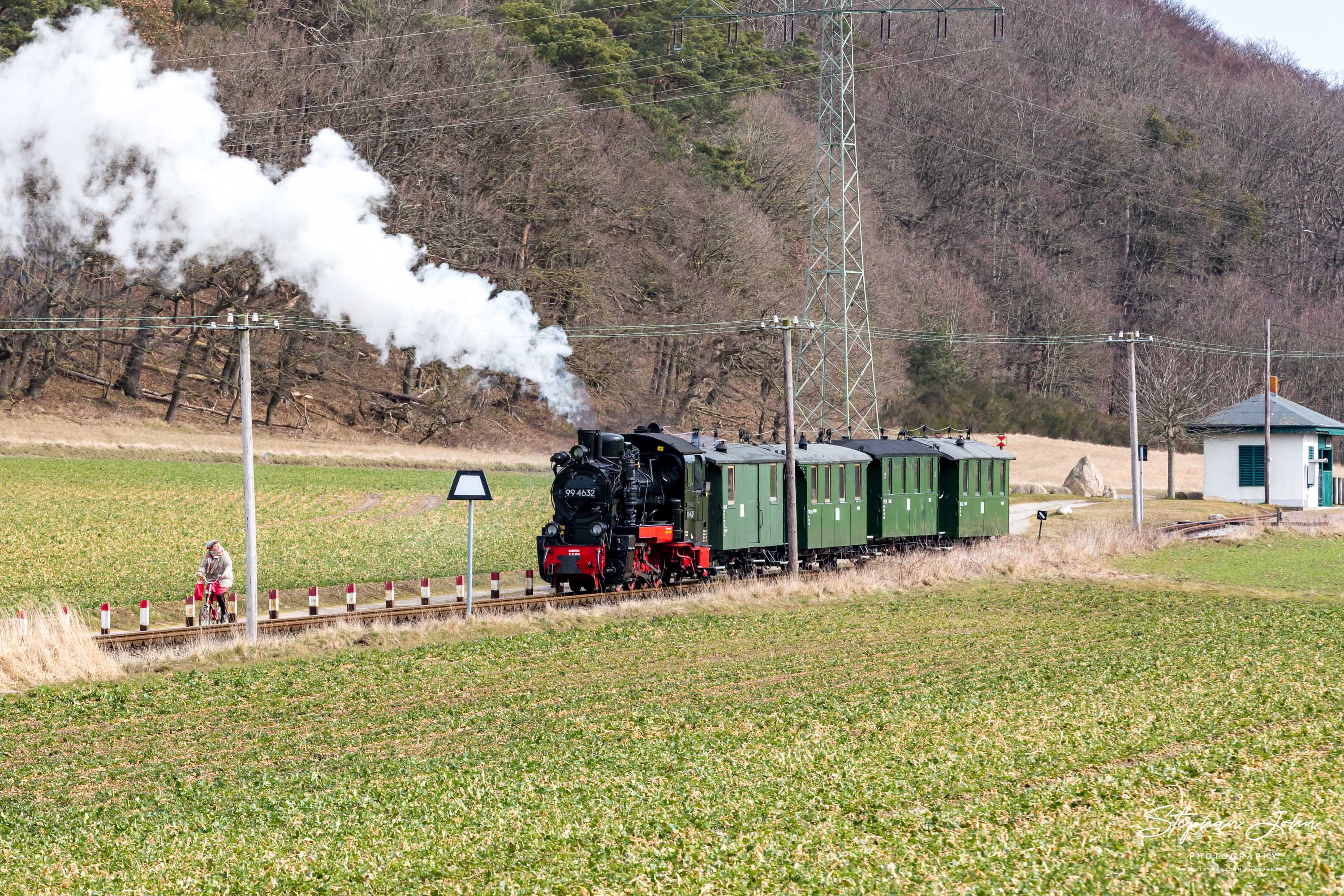 Zug P 222 mit Lok 99 4632 hat Seelvitz verlassen und dampft weiter in Richtung Putbus