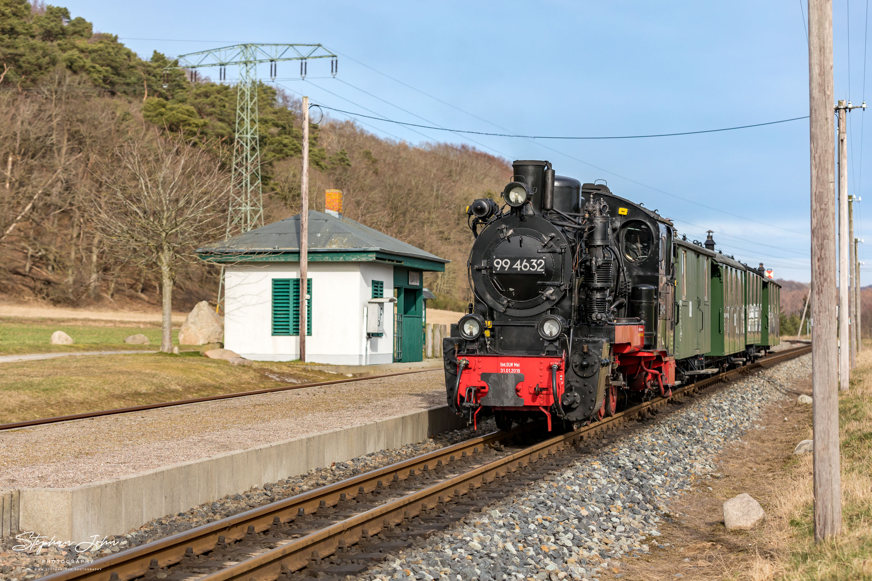 Zug P 223 mit Lok 99 4632 steht in Seelvitz