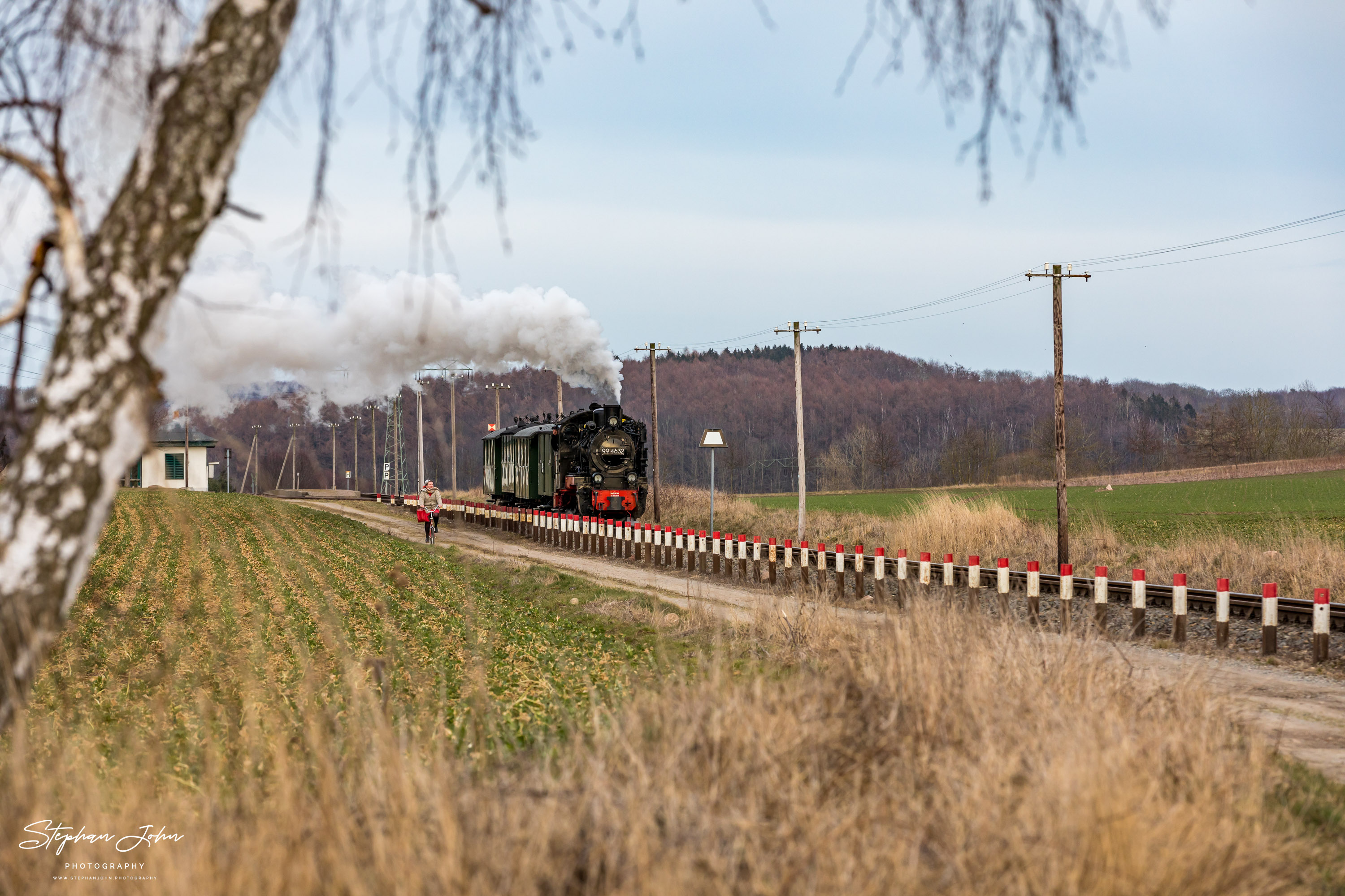 Zug P 223 mit Lok 99 4632 hat Seelvitz auf dem Weg nach Putbus verlassen