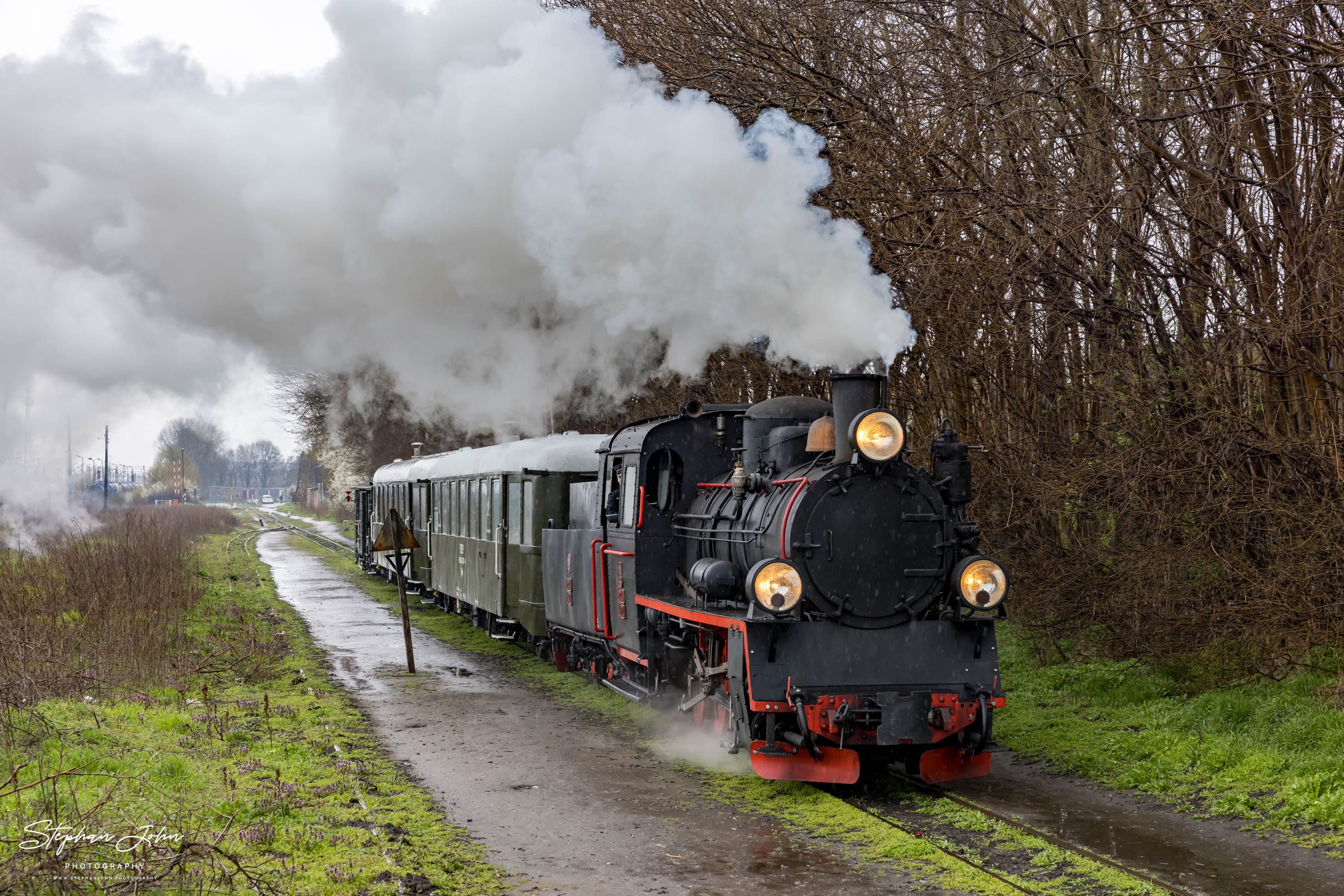 Personenzug mit Lok Px48-1920 im Regen von Zaniemyśl nach Środa Miasto kurz vor Środa Wąsk.