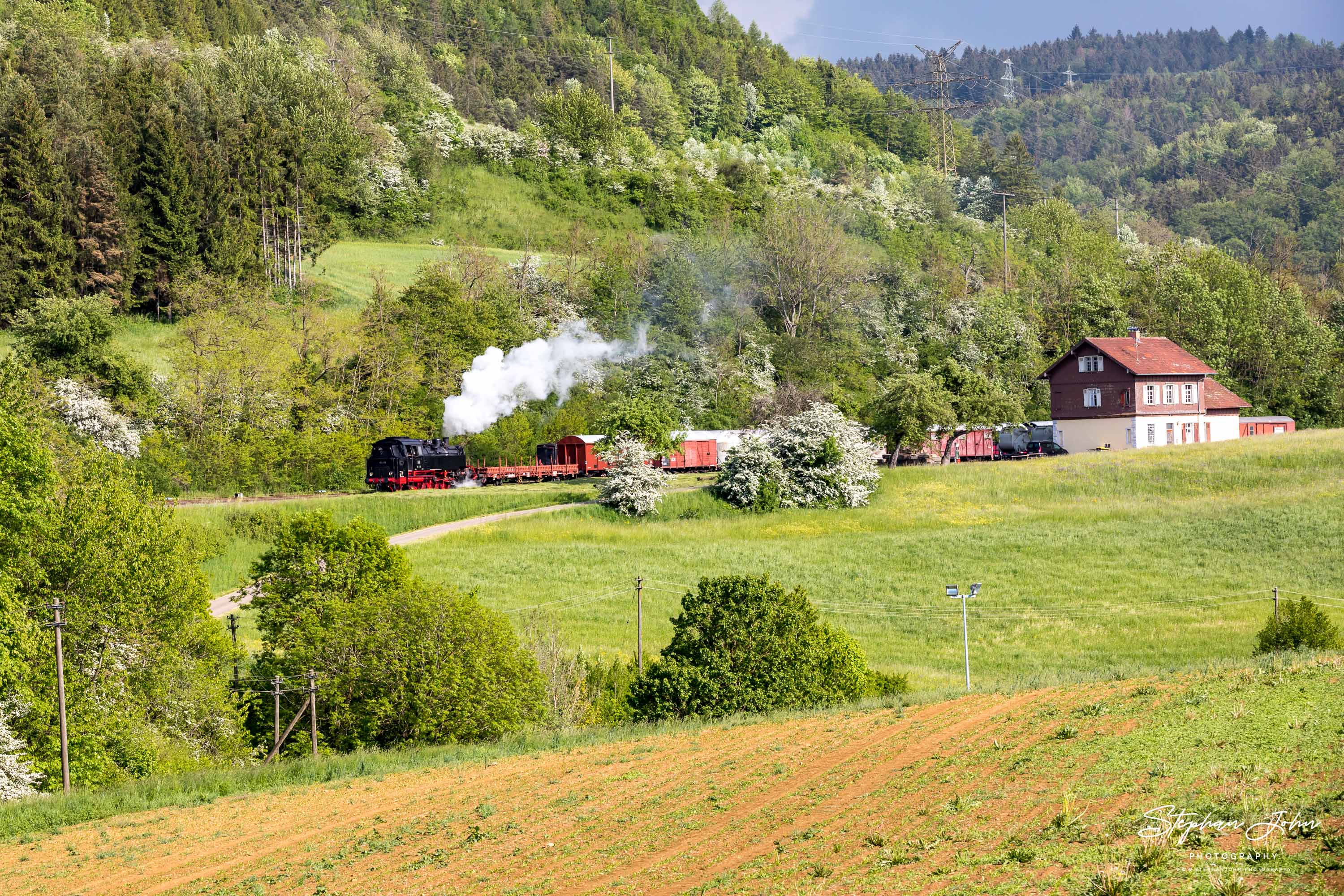 Lok 64 419 verlässt mit einem Güterzug den Bahnhof Epfenhofen in Richtung Fützen