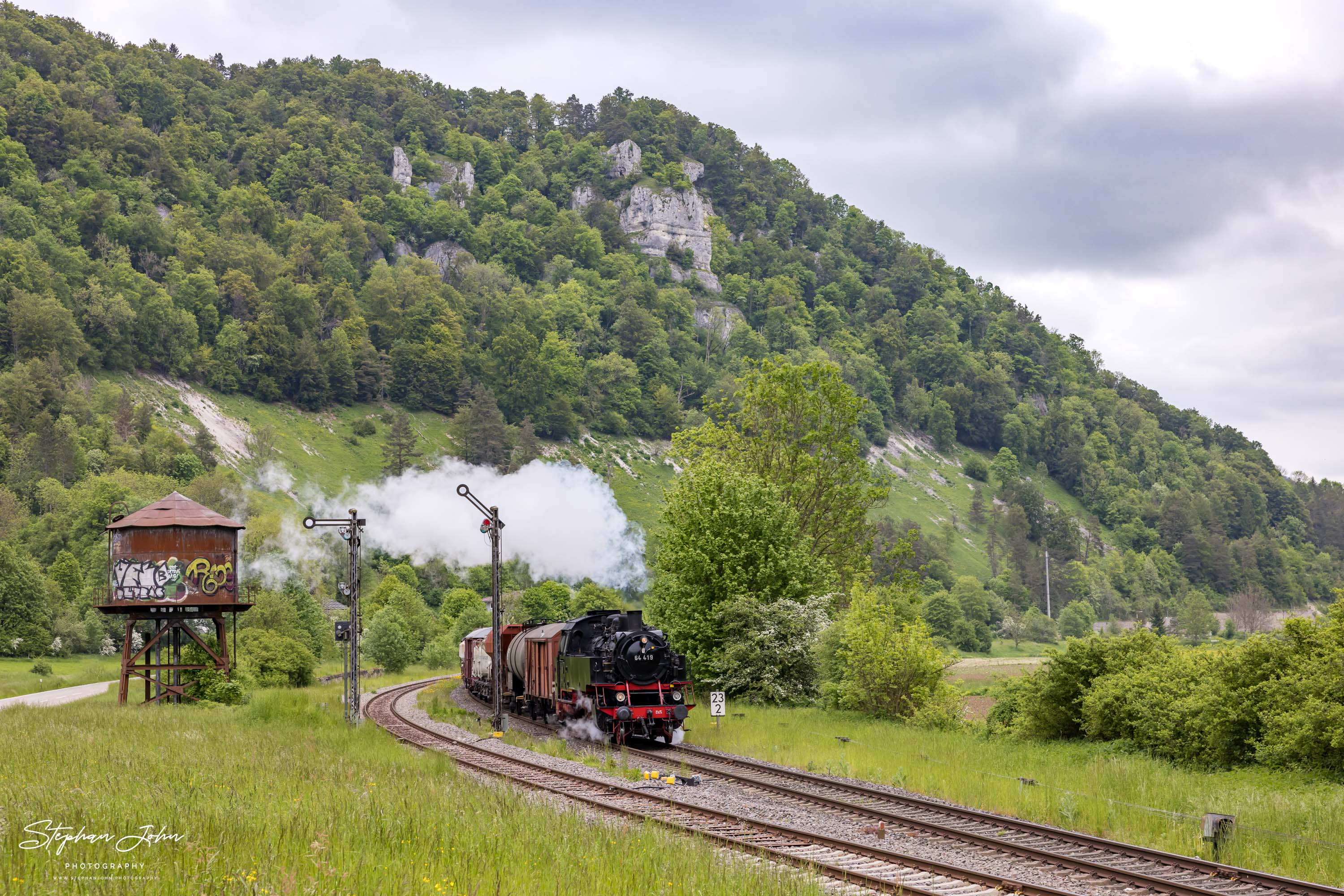 Überführungsfahrt eines Güterzuges nach Blumberg mit Lok 64 419 bei der Durchfahrt durch den Bahnhof Hausen im Tal