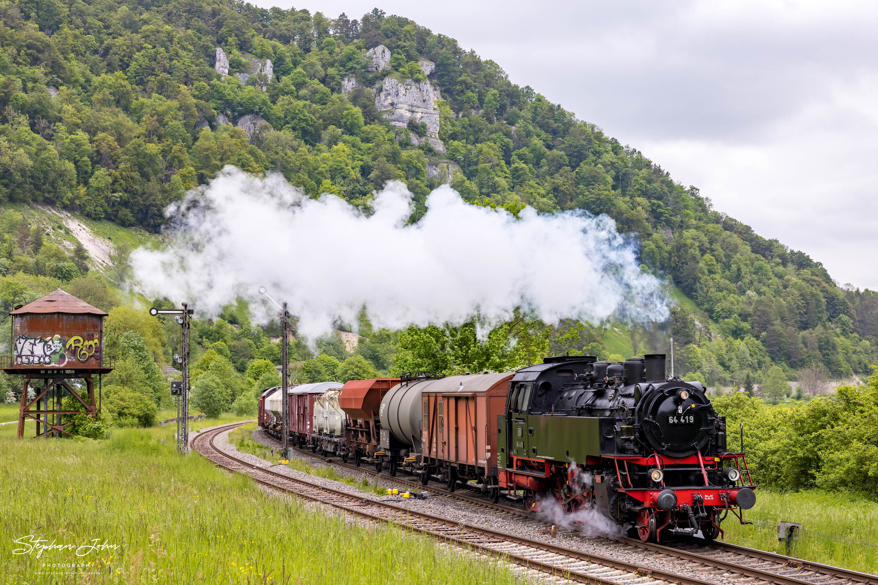 Überführungsfahrt eines Güterzuges nach Blumberg mit Lok 64 419 bei der Durchfahrt durch den Bahnhof Hausen im Tal