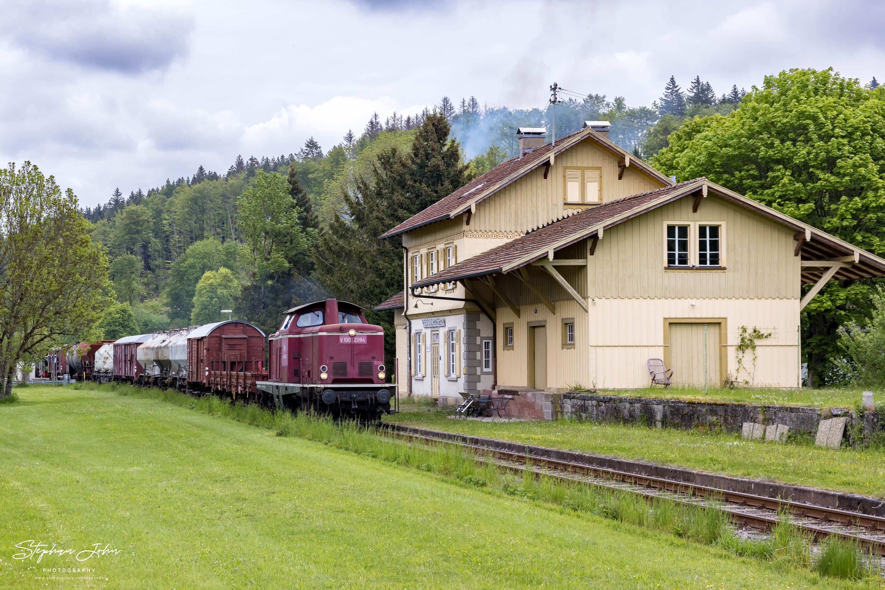 V 100 2084 fährt mit einem Güterzug durch Riedöschingen in Richtung Blumberg