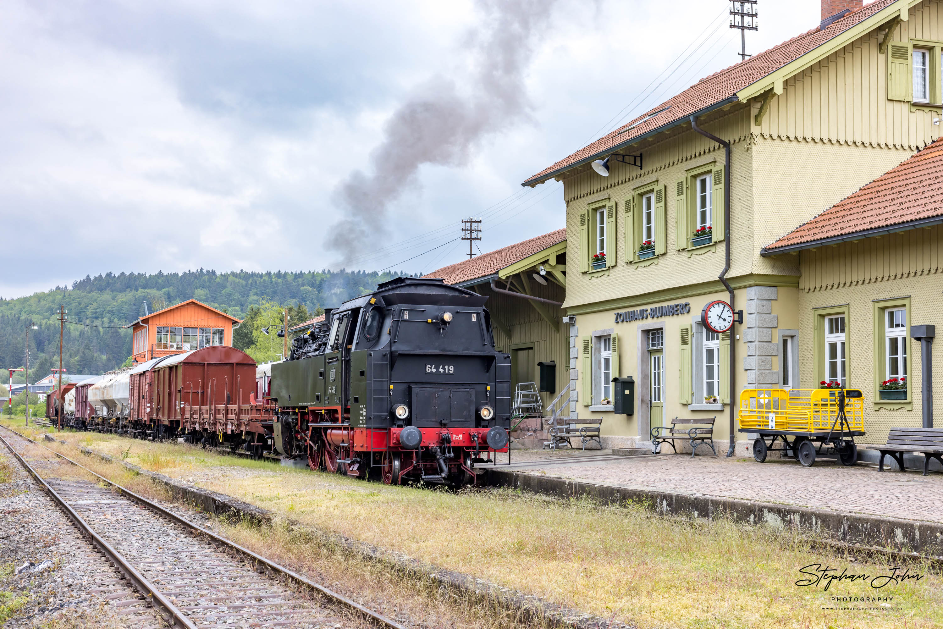 Lok 64 419 steht abfahrtbereit im Bahnhof Zollhaus-Blumberg