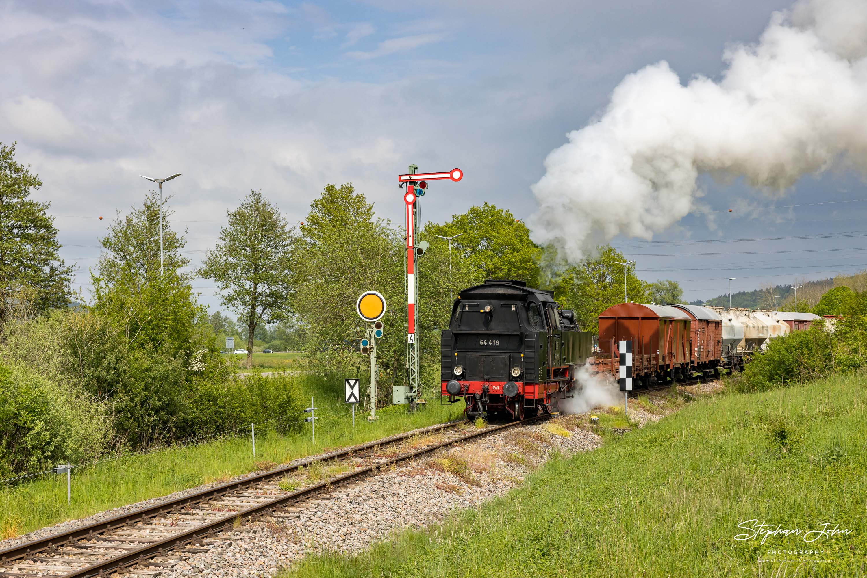 Lok 64 419 hat mit einem Güterzug den bahnhof Zollhaus-Blumberg verlassen und dampft in Richtung Fützen