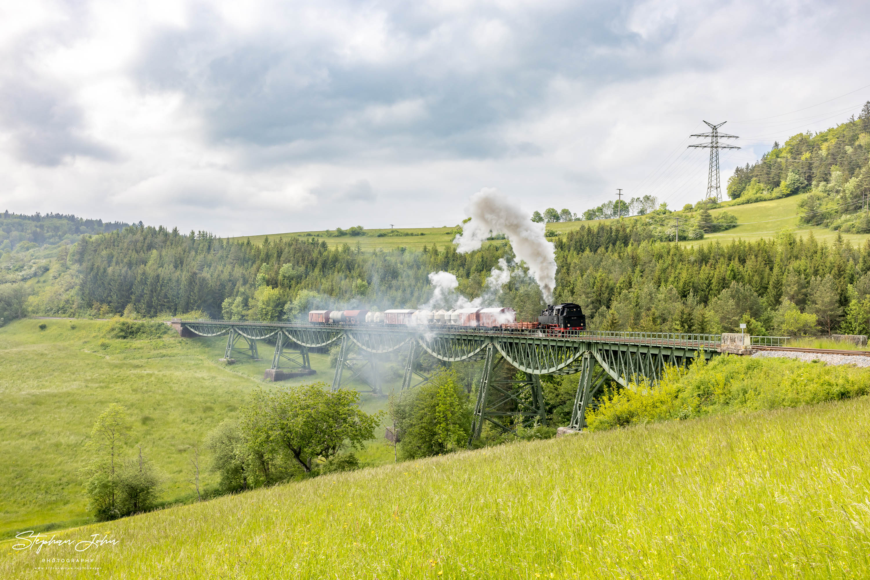 Lok 64 419 mit einem Güterzug nach Fützen überquert den Biesenbach-Viadukt