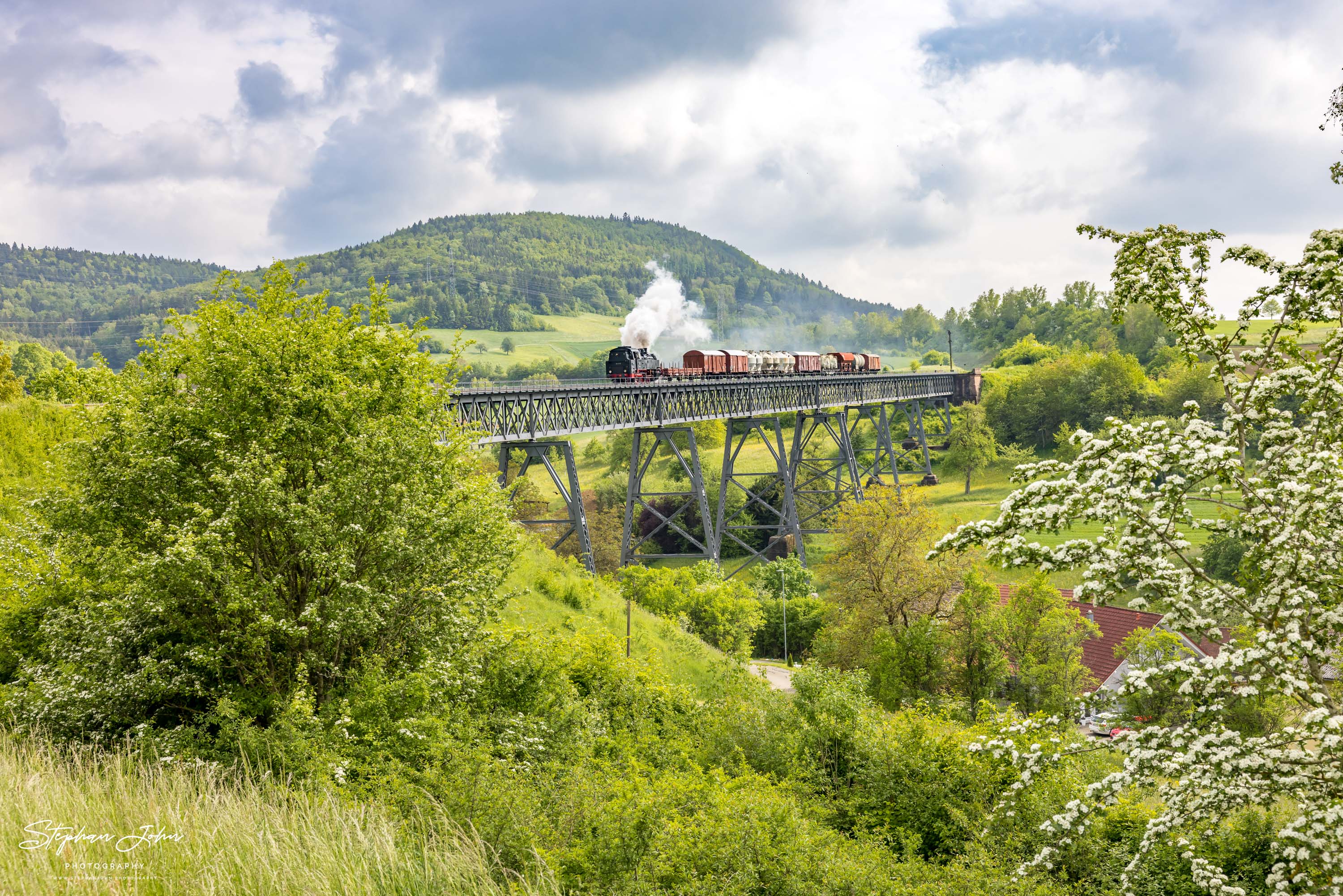 Lok 64 419 mit einem Güterzug nach Fützen überquert den Epfenhofer Viadukt