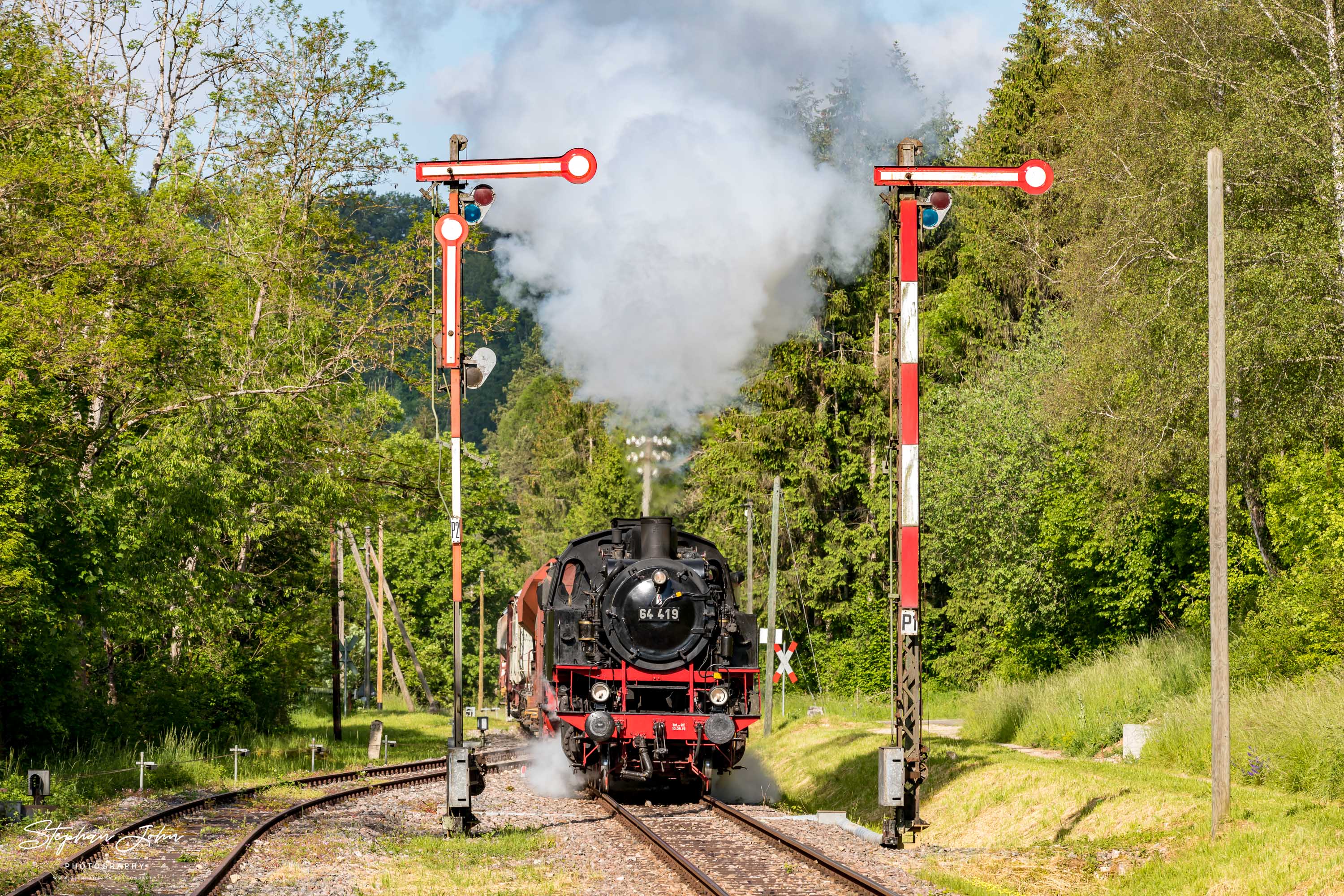 Lok 64 419 fährt mit einem Güterzug aus Richtung Weizen in Grimmelshofen ein.