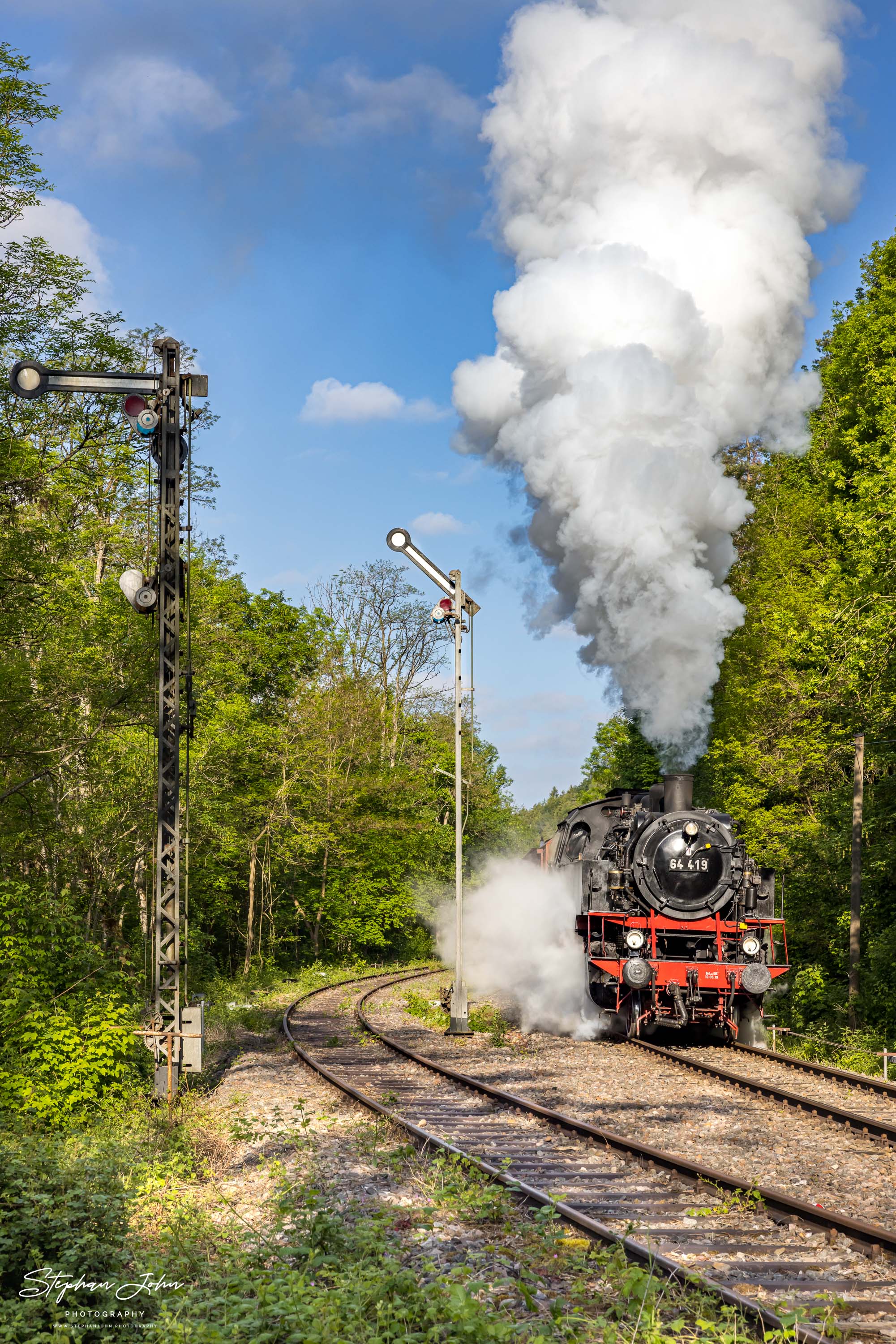 Lok 64 419 verlässt mit einem Güterzug den Bahnhof Grimmelshofen