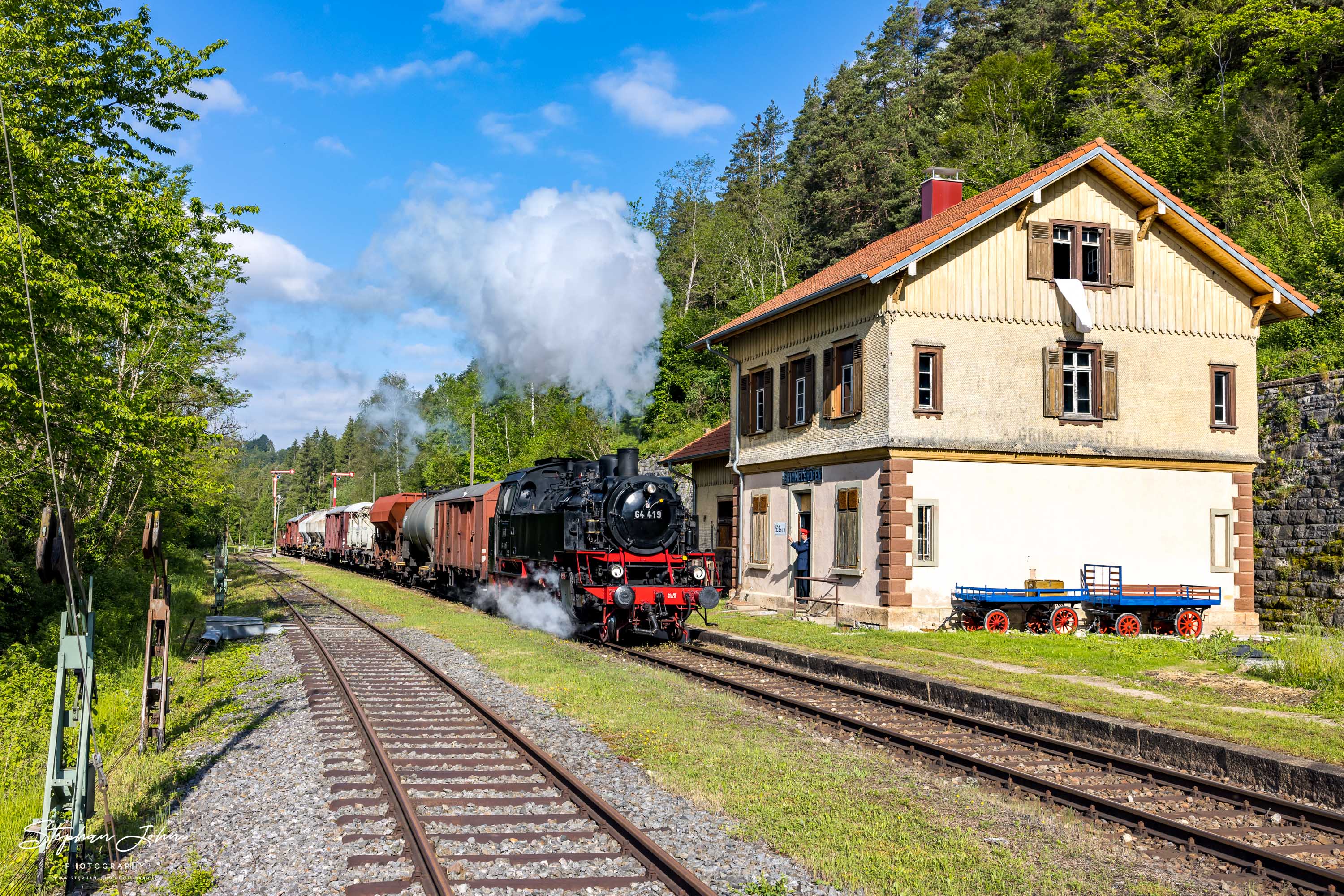 Lok 64 419 erreicht mit einem Güterzug den Bahnhof Grimmelshofen