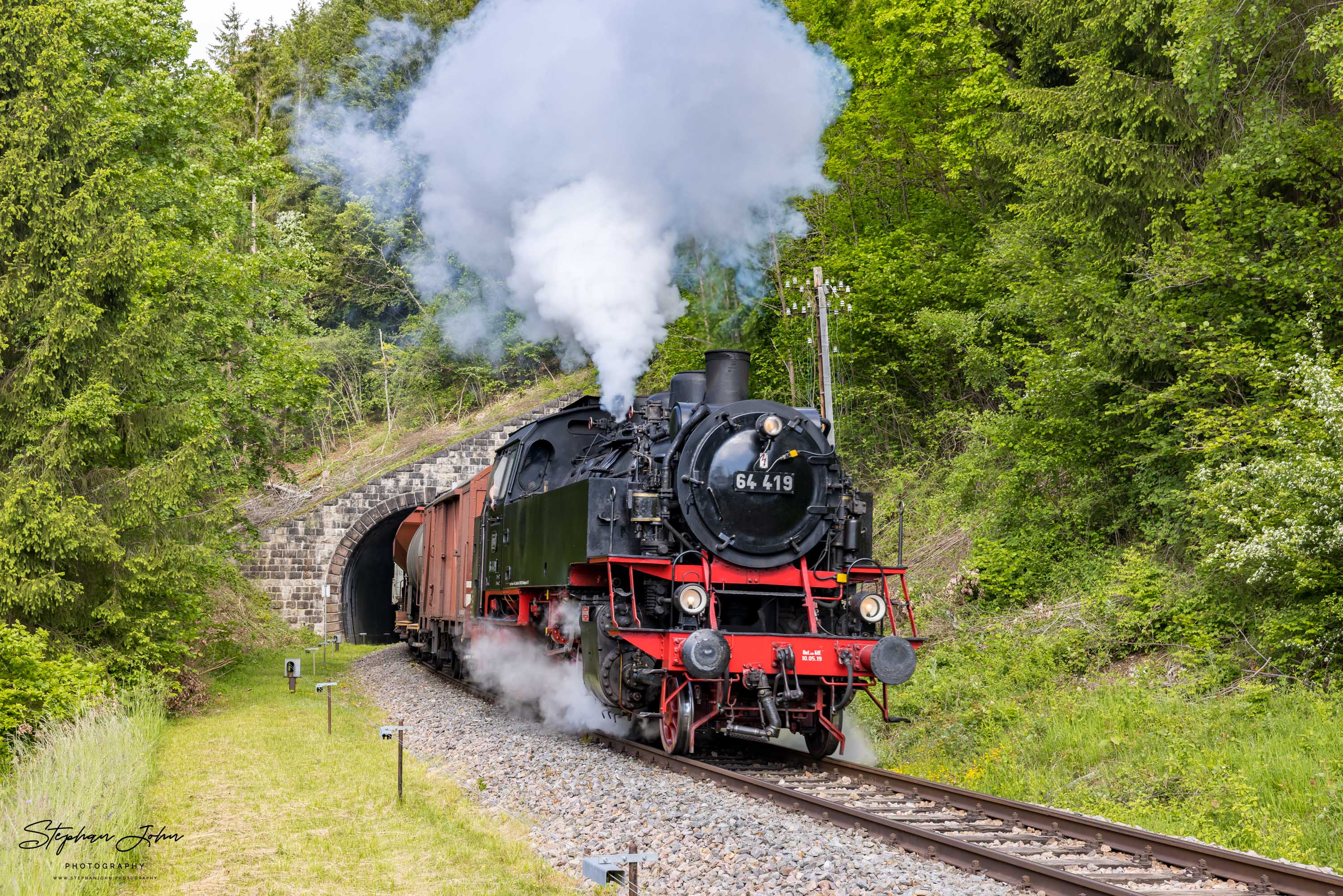 Lok 64 419 erreicht mit einem Güterzug verlässt den Grimmelshofener Tunnel
