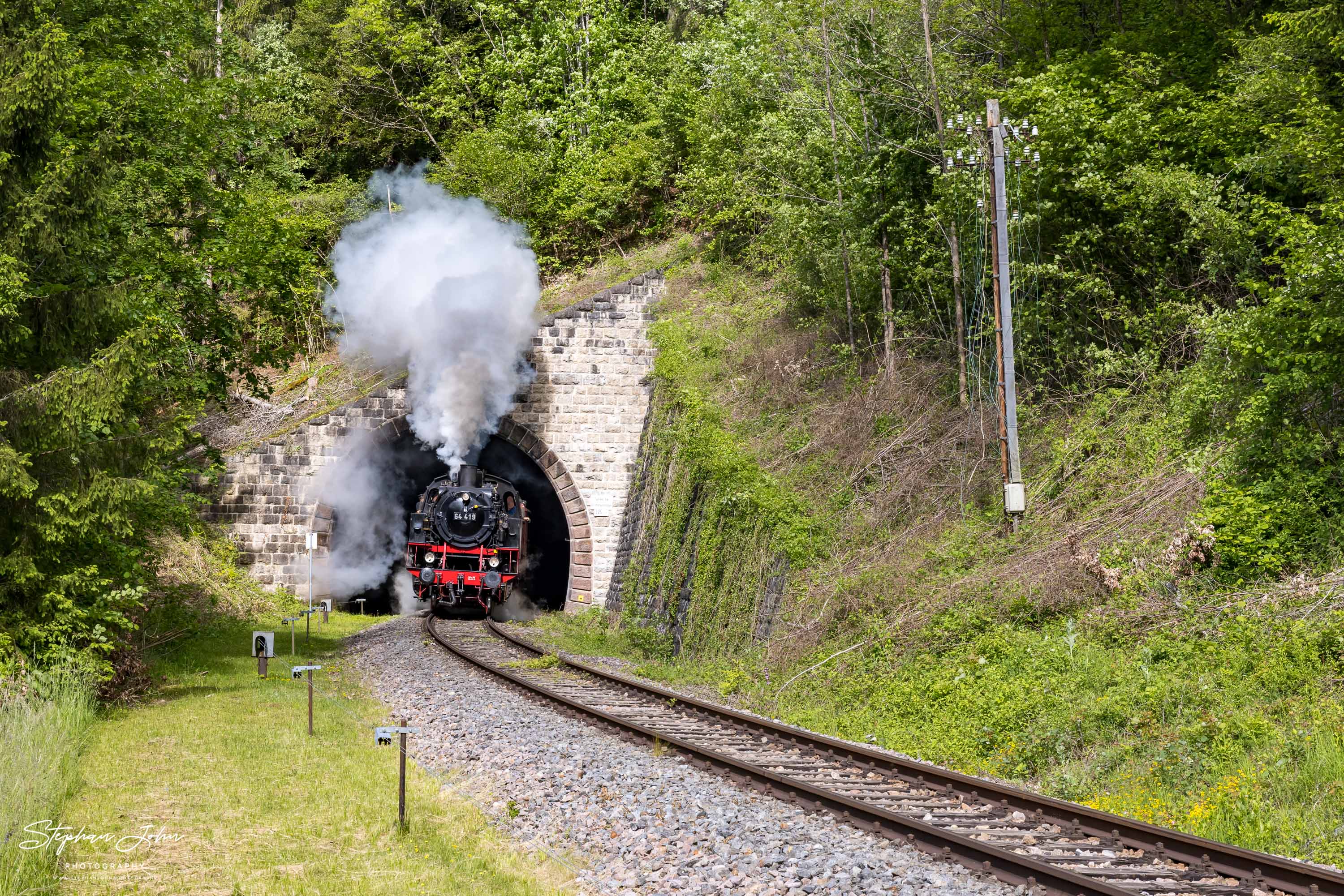 Lok 64 419 erreicht mit einem Güterzug verlässt den Grimmelshofener Tunnel