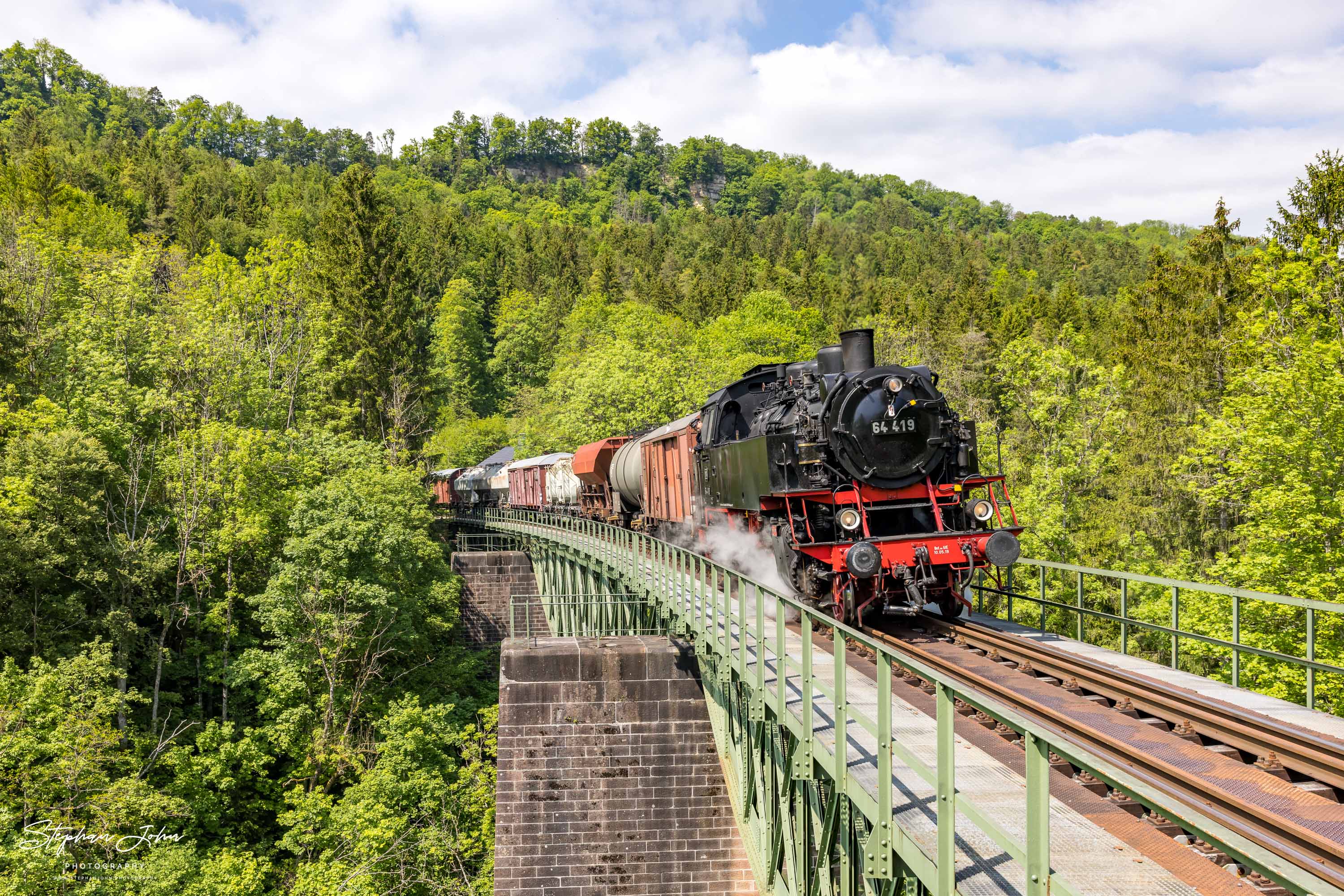 Lok 64 419 mit einem Güterzug auf der Wutachtalbrücke