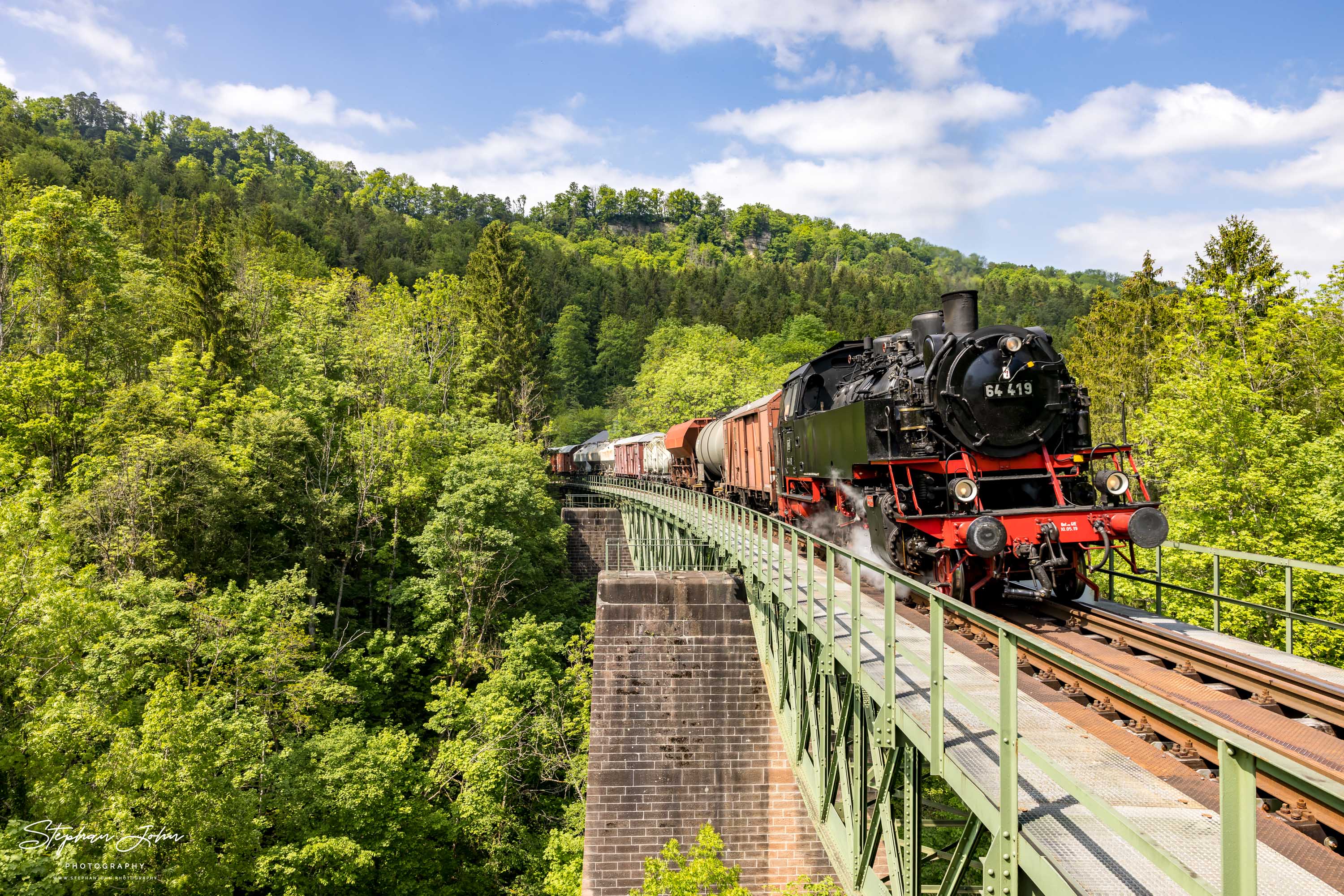 Lok 64 419 mit einem Güterzug auf der Wutachtalbrücke
