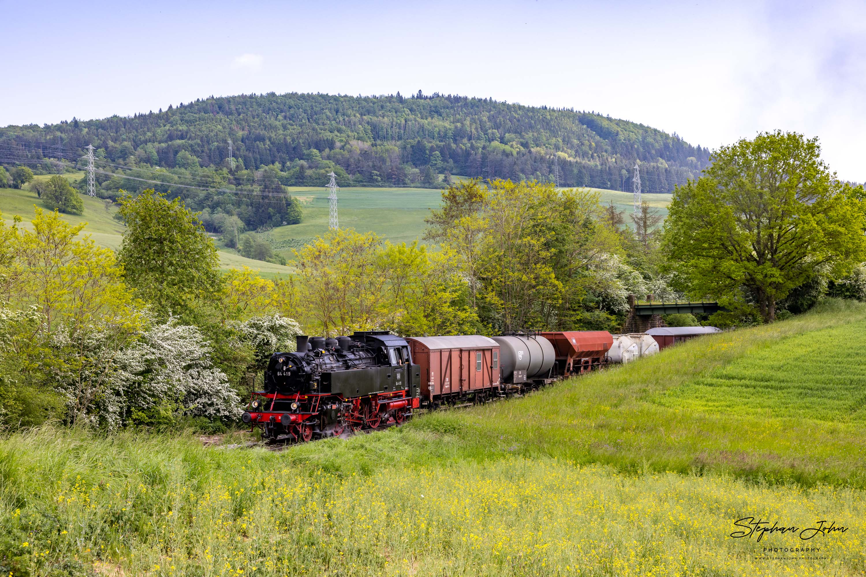 Lok 64 419 hat mit einem Güterzug Fützen verlassen und dampft weiter in Richtung Blumberg