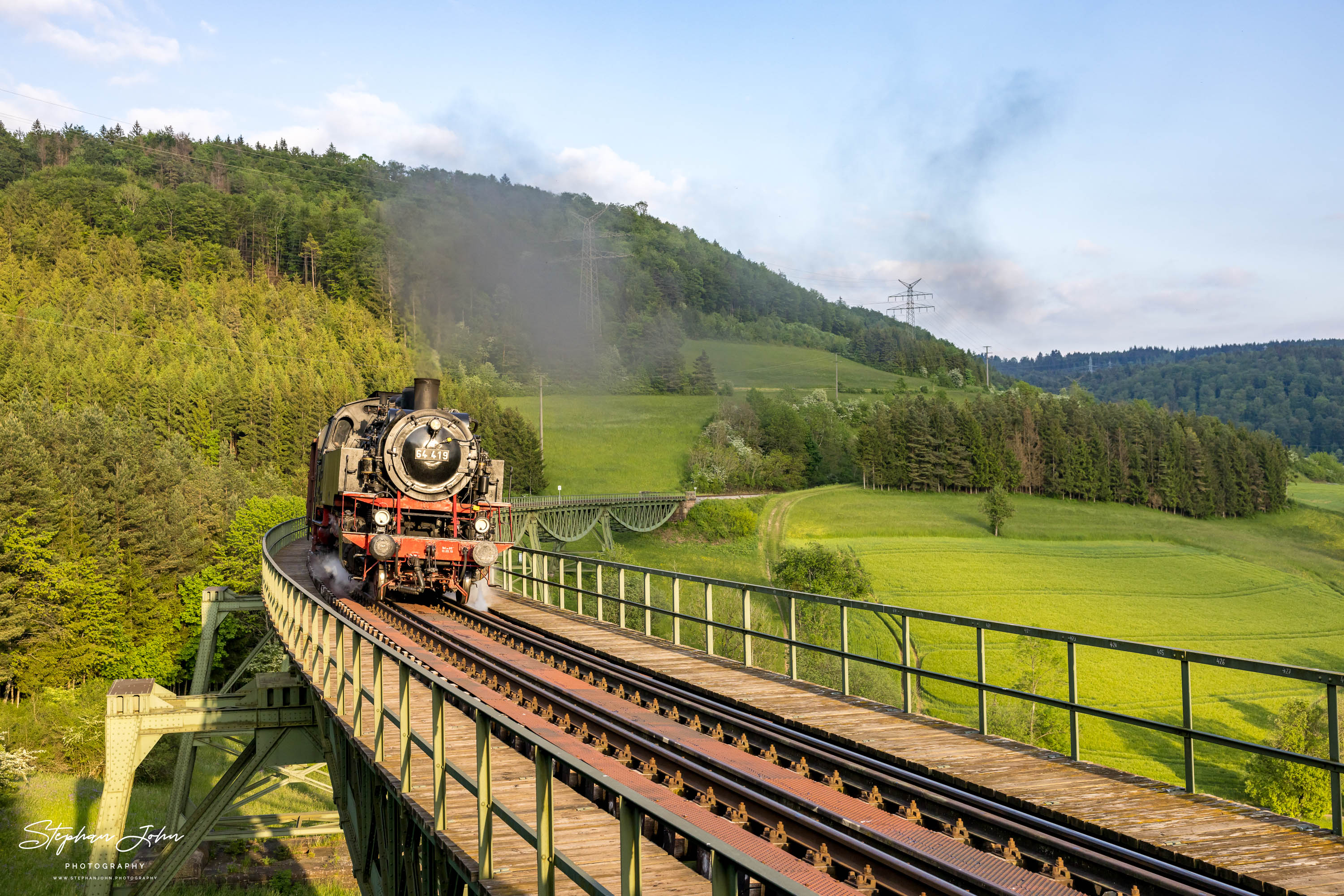 Lok 64 419 mit einem Güterzug nach Blumberg auf dem Biesenbach-Viadukt