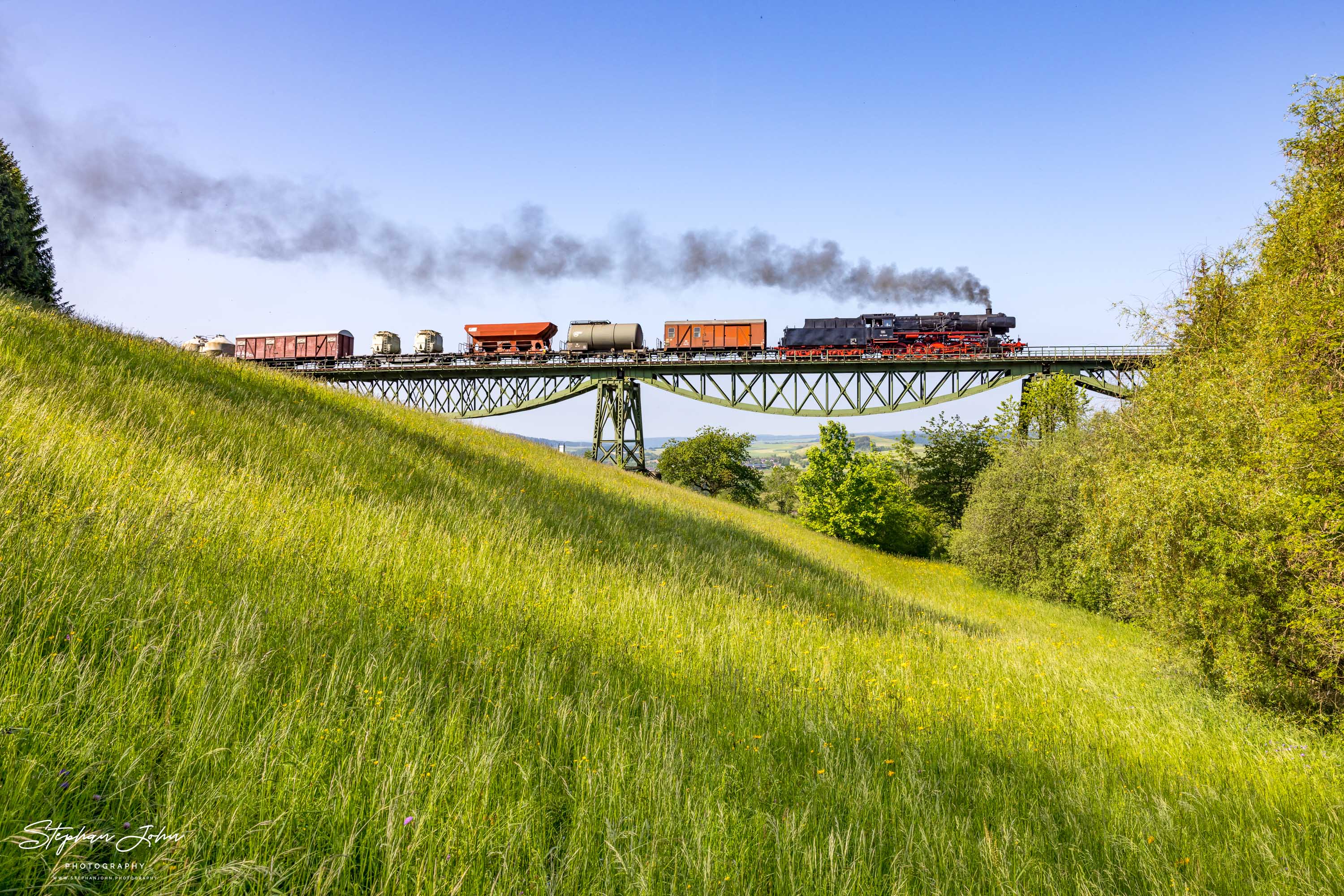 Lok 50 2988 mit einem Güterzug auf dem Biesenbach-Viadukt in Richtung Blumberg