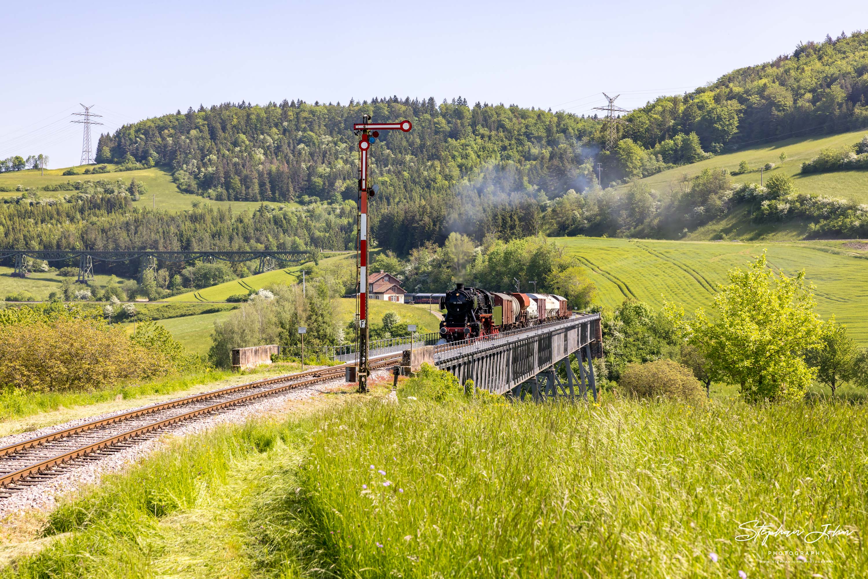 Lok 50 2988 mit einem Güterzug auf dem Epfenhofer Viadukt in Richtung Blumberg