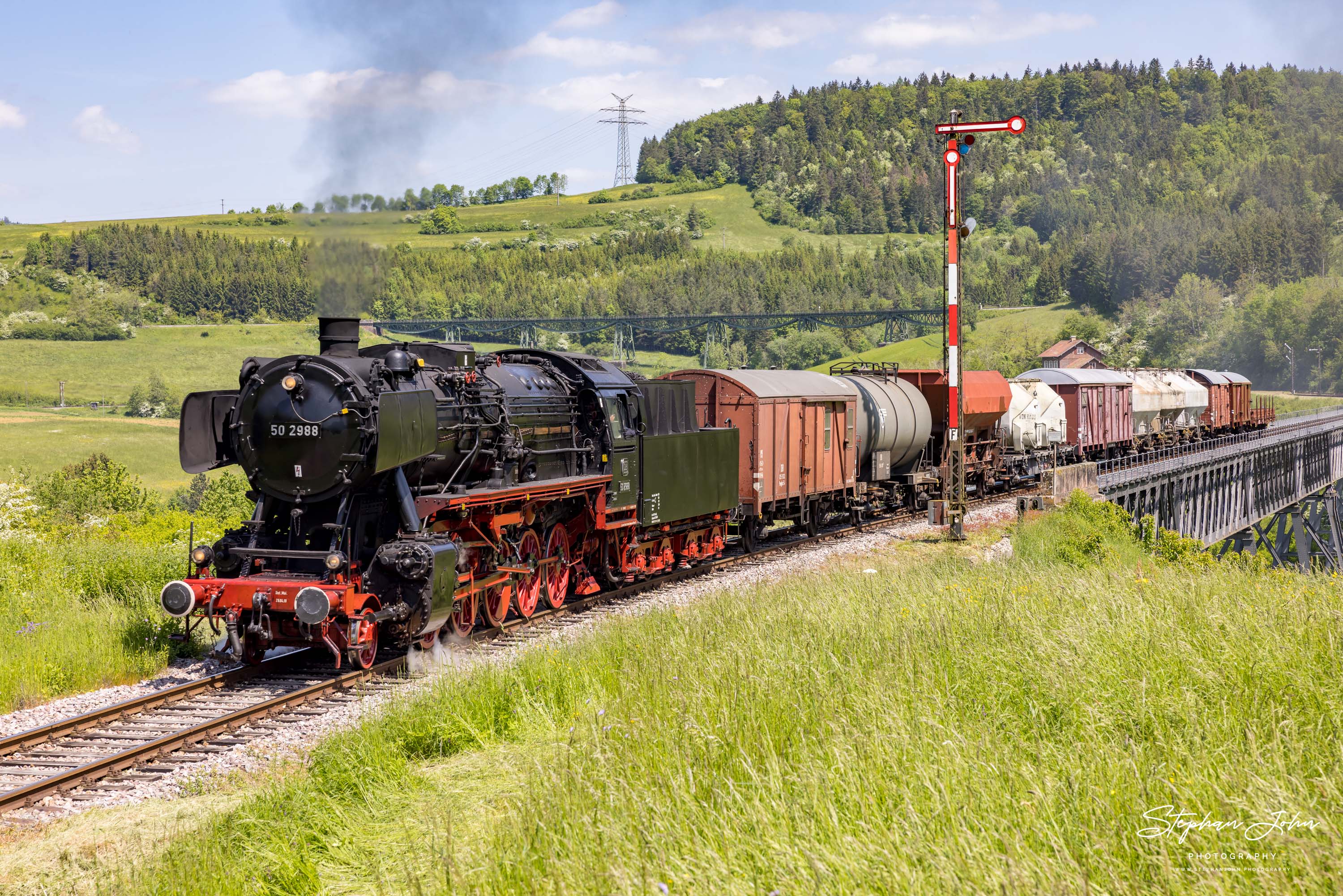 Lok 50 2988 mit einem Güterzug auf dem Epfenhofer Viadukt in Richtung Blumberg
