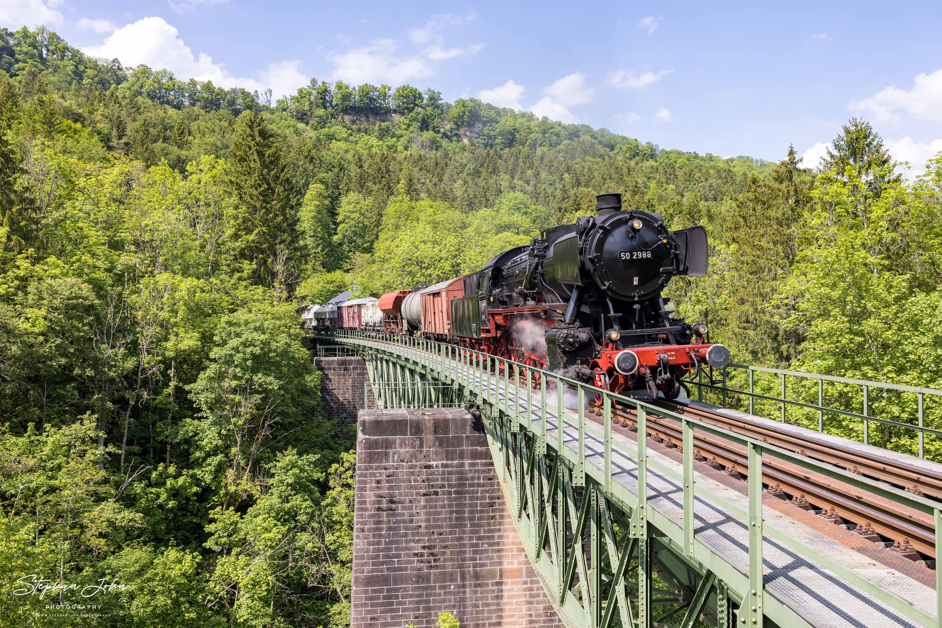 Lok 50 2988 mit einem Güterzug auf der Wutachbrücke in Richtung Fützen