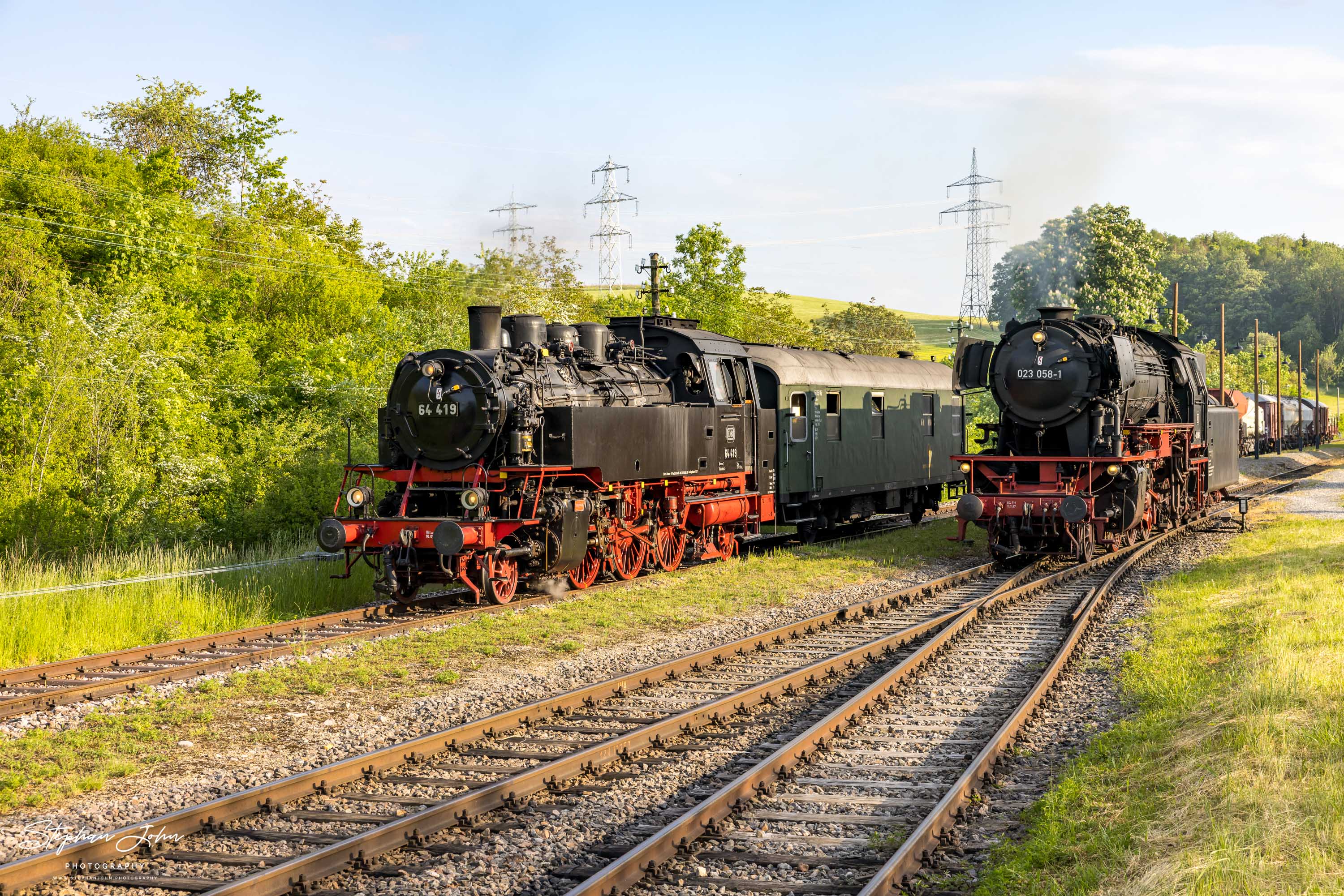 Lok 23 058-1 und Lok 64 419 in Fützen
