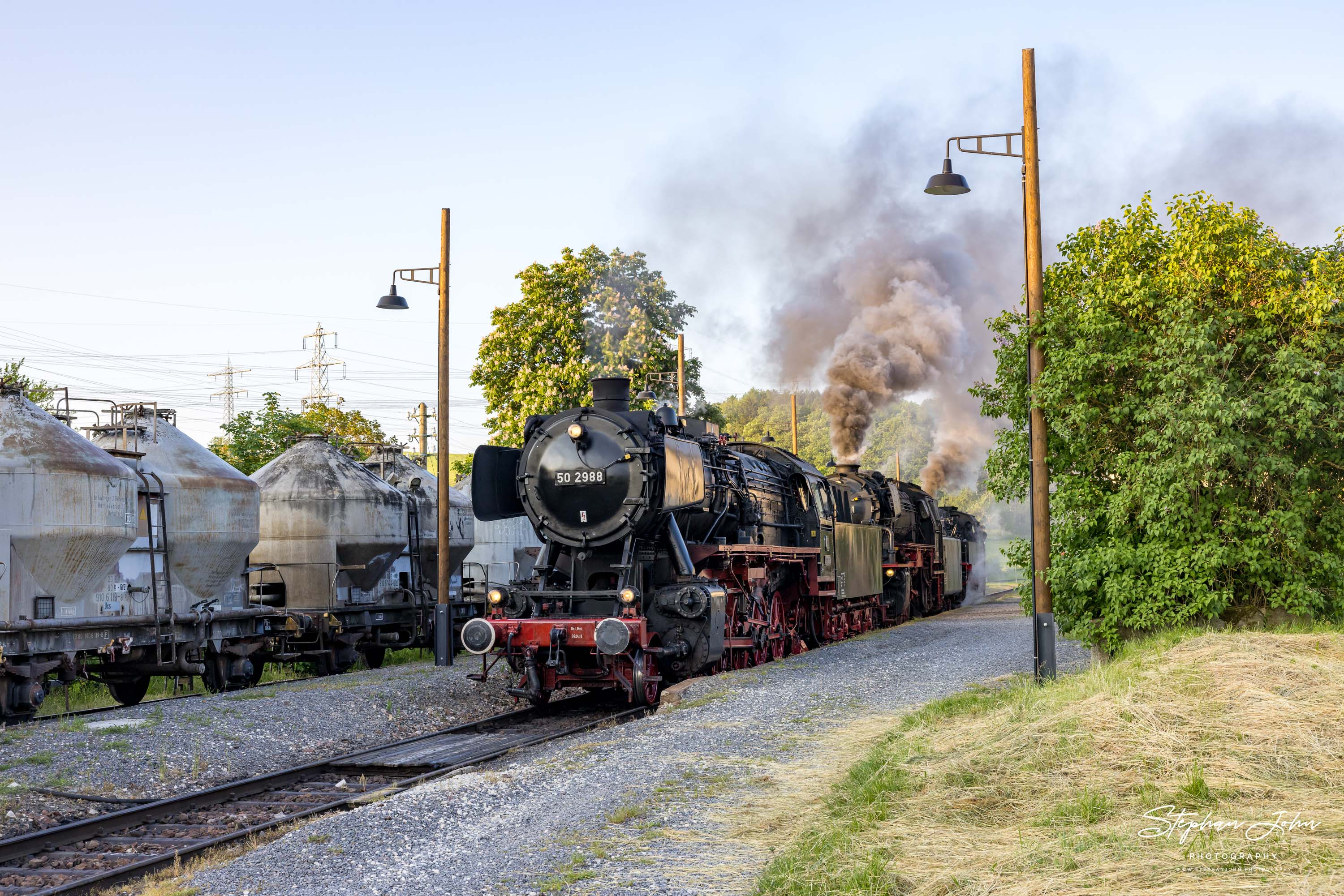 Lok 50 2988, Lok 23 058-1 und Lok 64 419 stehen in Fützen und bespannen gleich einen Güterzug nach Blumberg