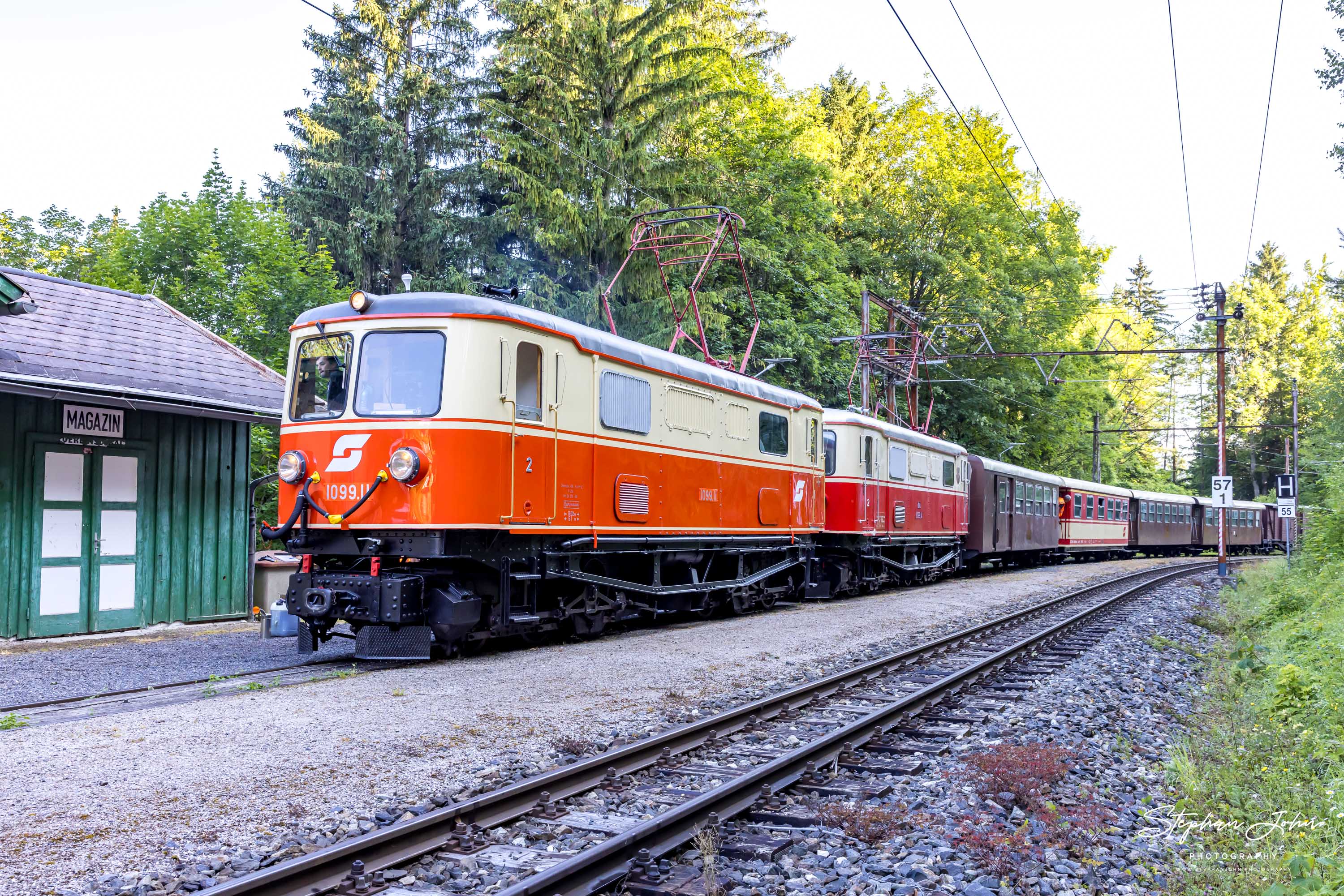 Zug 80963 mit Lok 1099.11 und 1099.14 steht in Winterbach abfahrtbereit am Bahnsteig