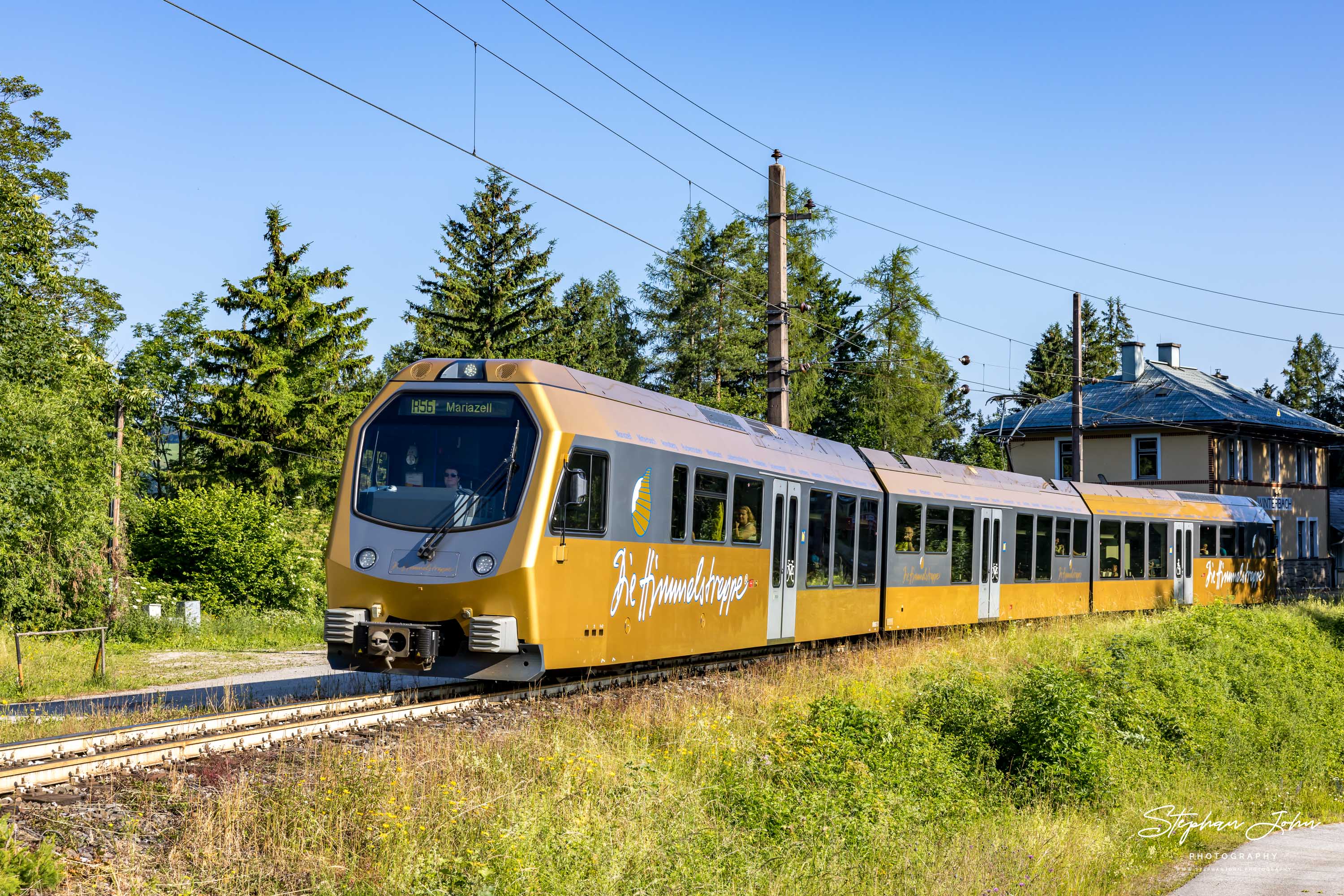 Ausfahrt der Himmelstreppe 6803 aus dem Bahnhof Winterbach nach Mariazell. Die Triebwagen wurden von Stadler Rail gebaut.