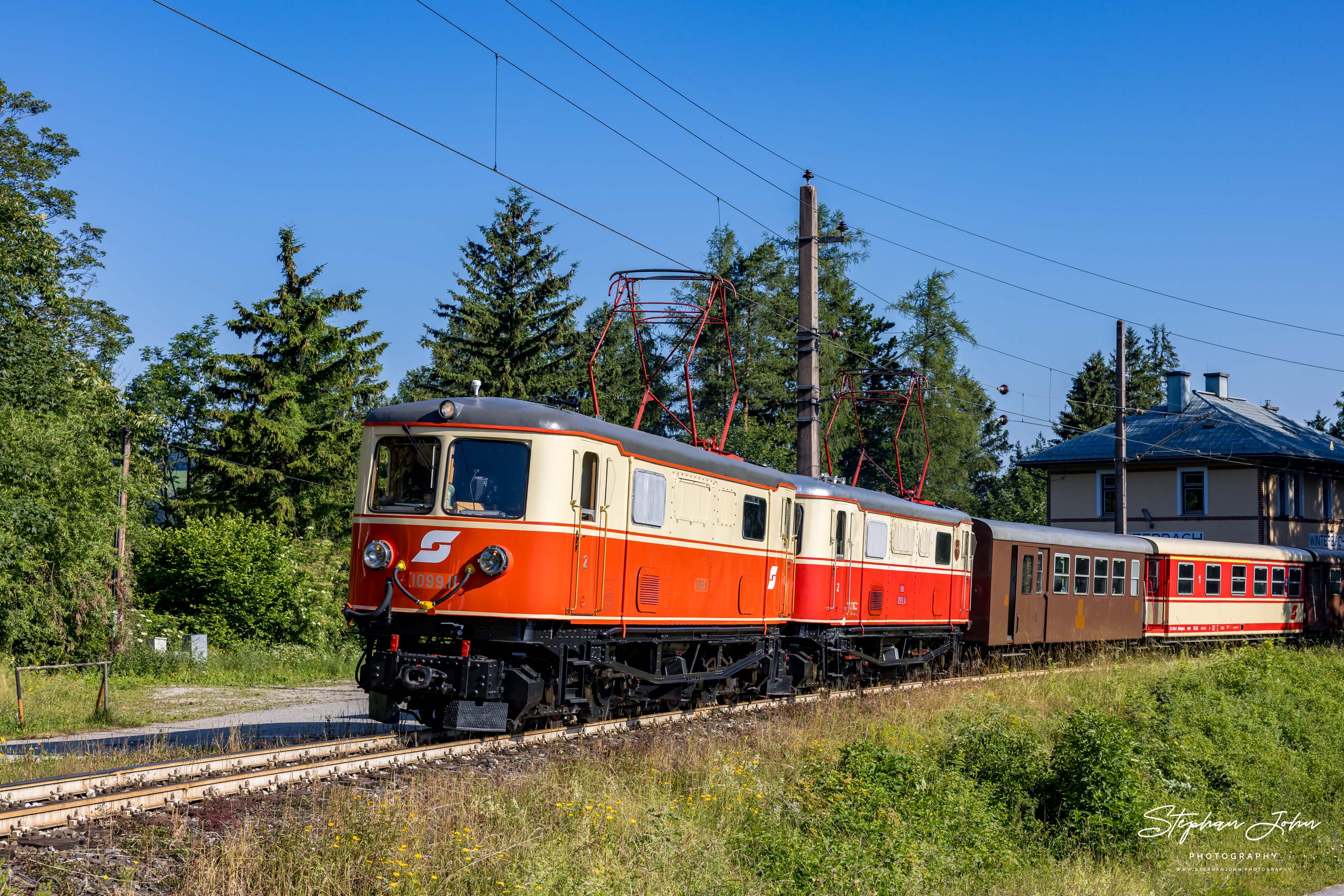 Ausfahrt Zug 80963 mit Lok 1099.11 und 1099.14 nach Mariazell aus dem Bahnhof Winterbach