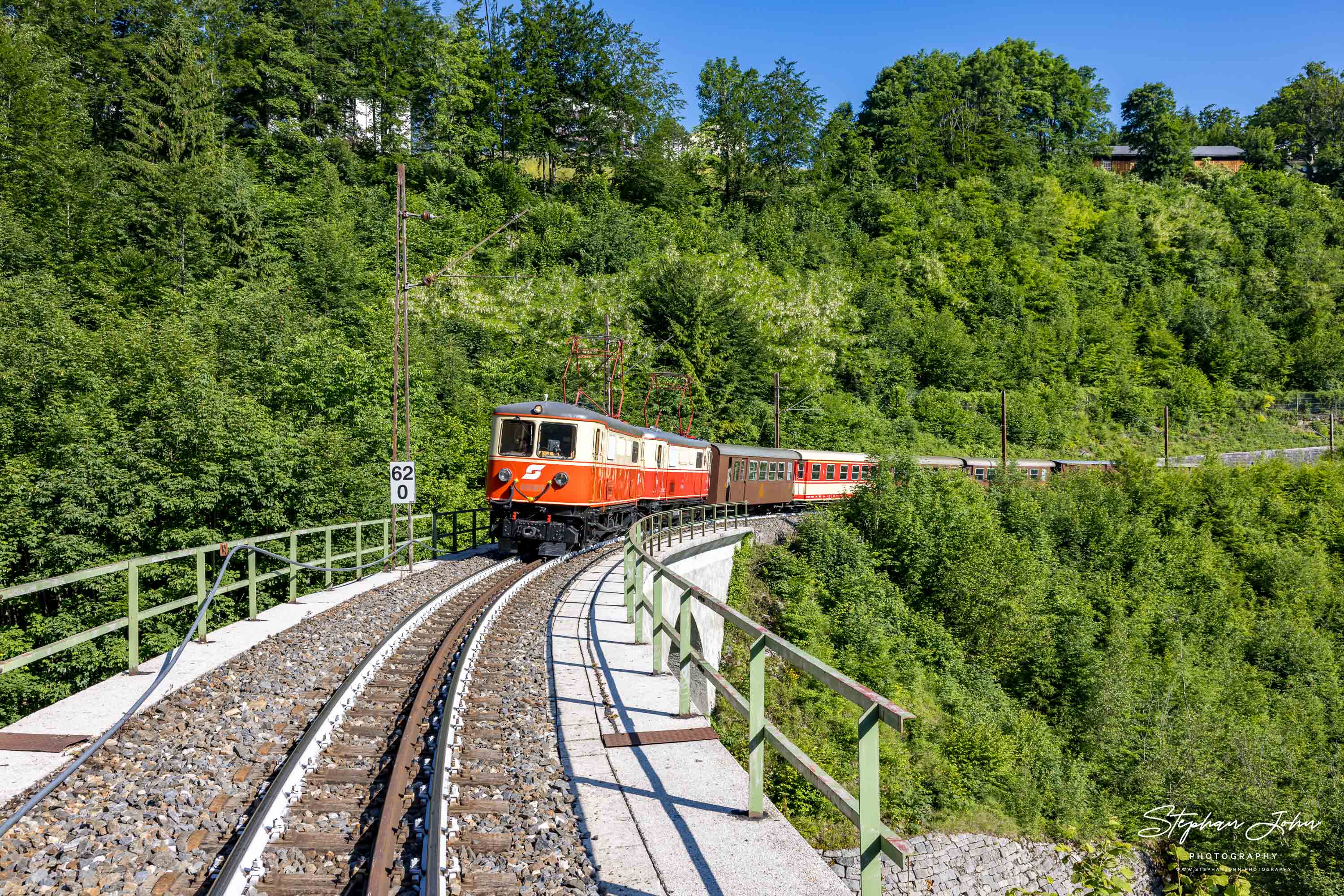 Zug 80963 mit Lok 1099.11 und 1099.14 nach Mariazell überquert den Heugrabenviadukt