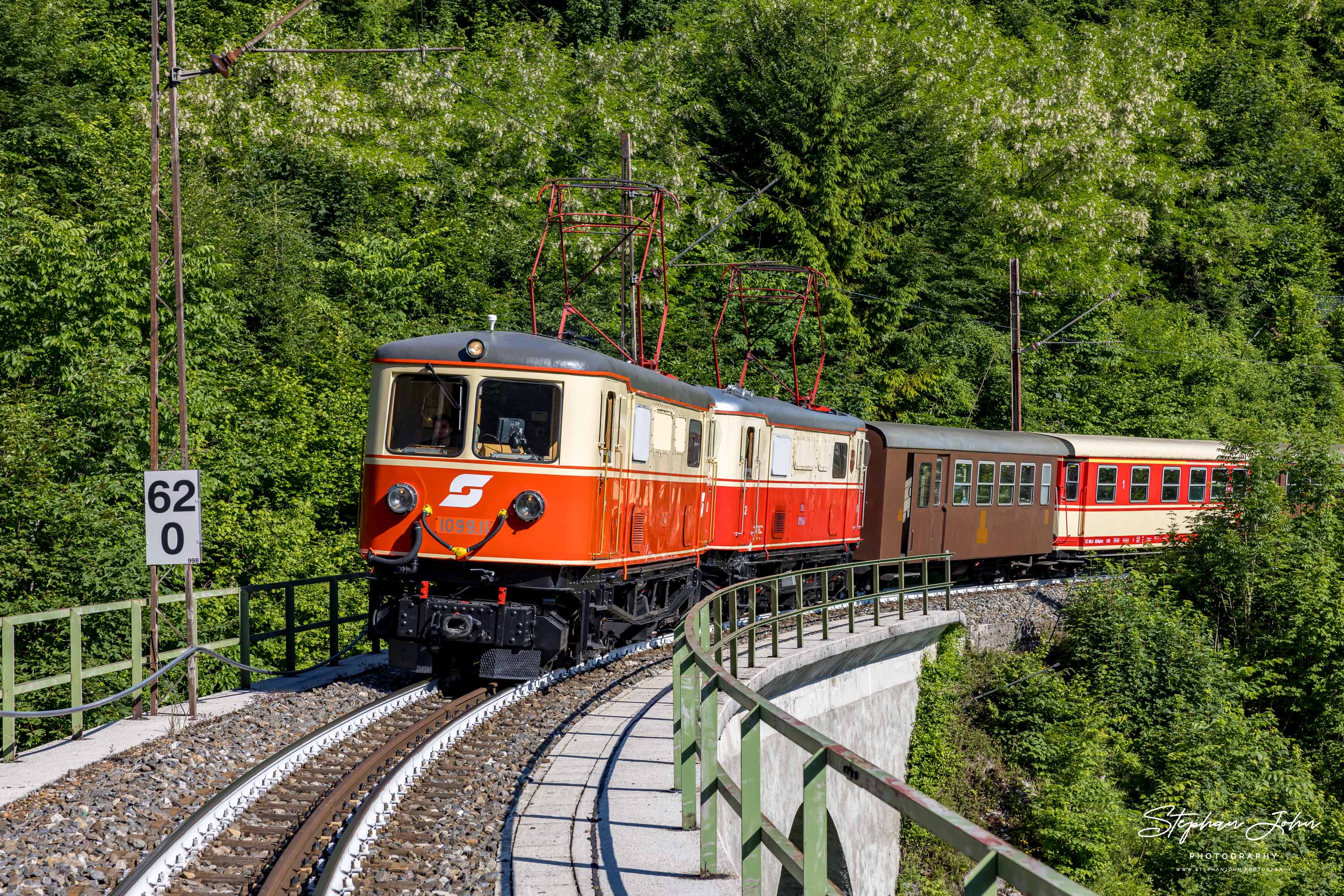 Zug 80963 mit Lok 1099.11 und 1099.14 nach Mariazell überquert den Heugrabenviadukt