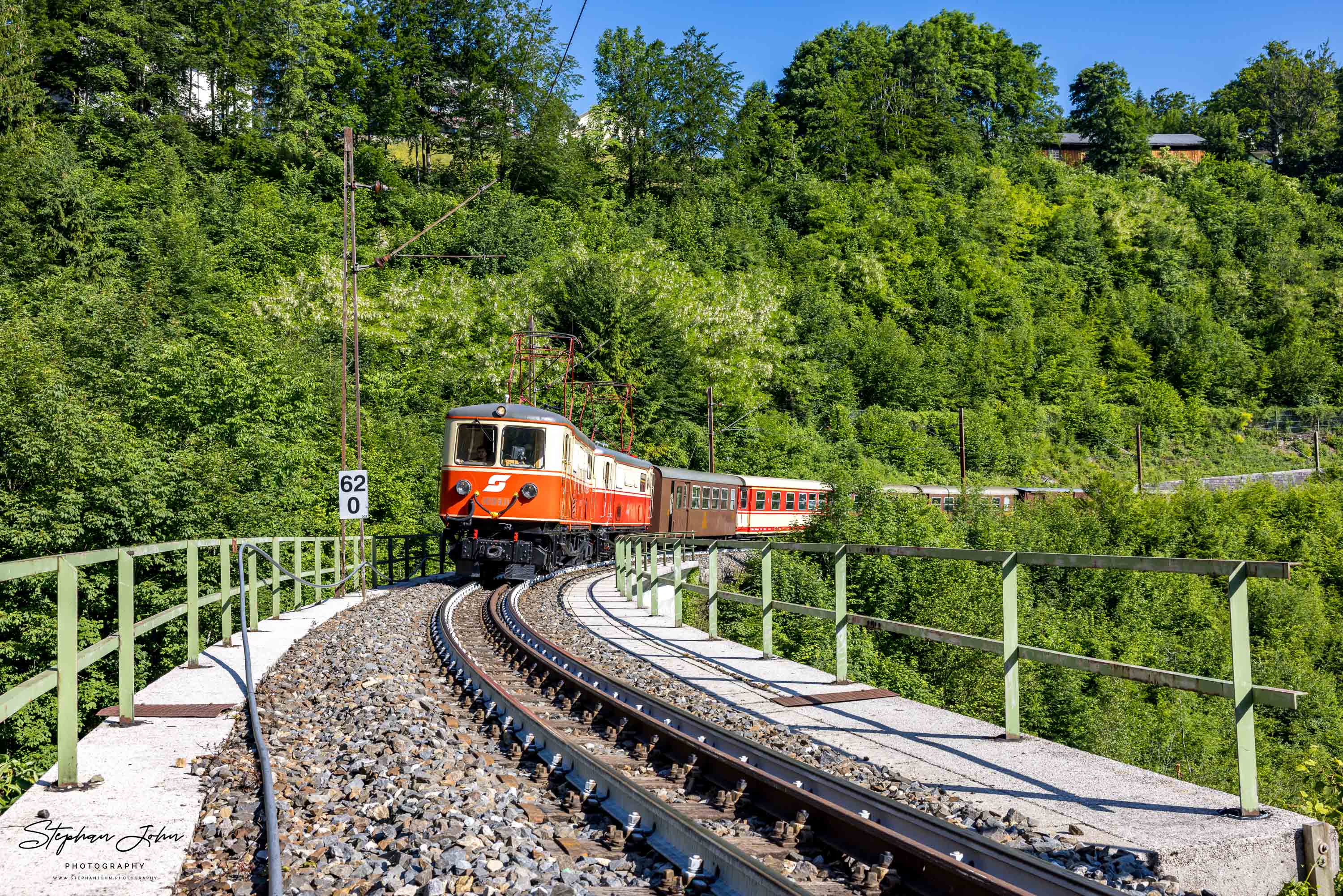 Lok 50 2988, Lok 23 058-1 und Lok 64 419 überqueren mit einem Güterzug den Epfenhofer Viadukt in Richtung Blumberg. Am Schluss schiebt V100 2084