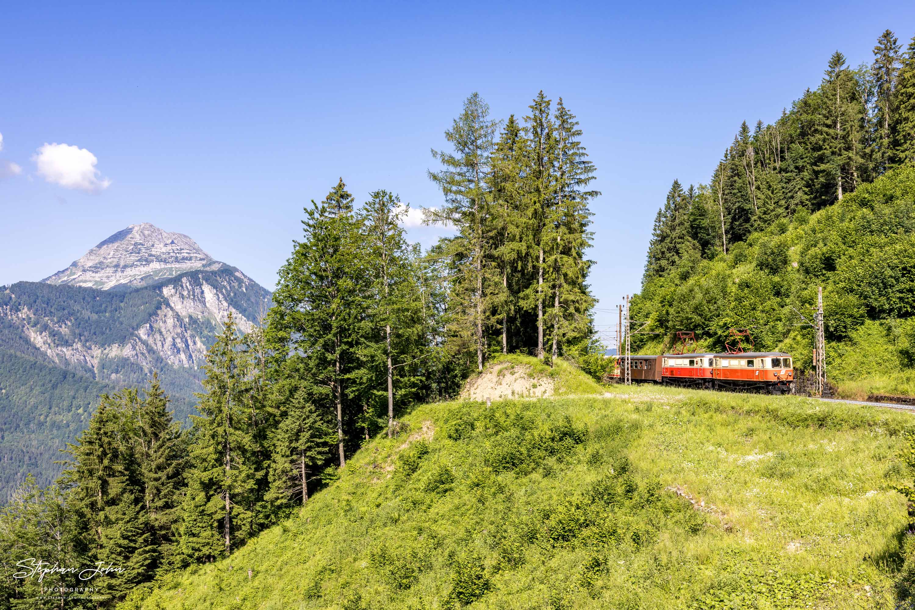 Zug 80963 mit Lok 1099.11 und 1099.14 nach Mariazell auf der Strecke kurz nach Gösing. Im Hintergrund ist der Berg Ötscher zu sehen.