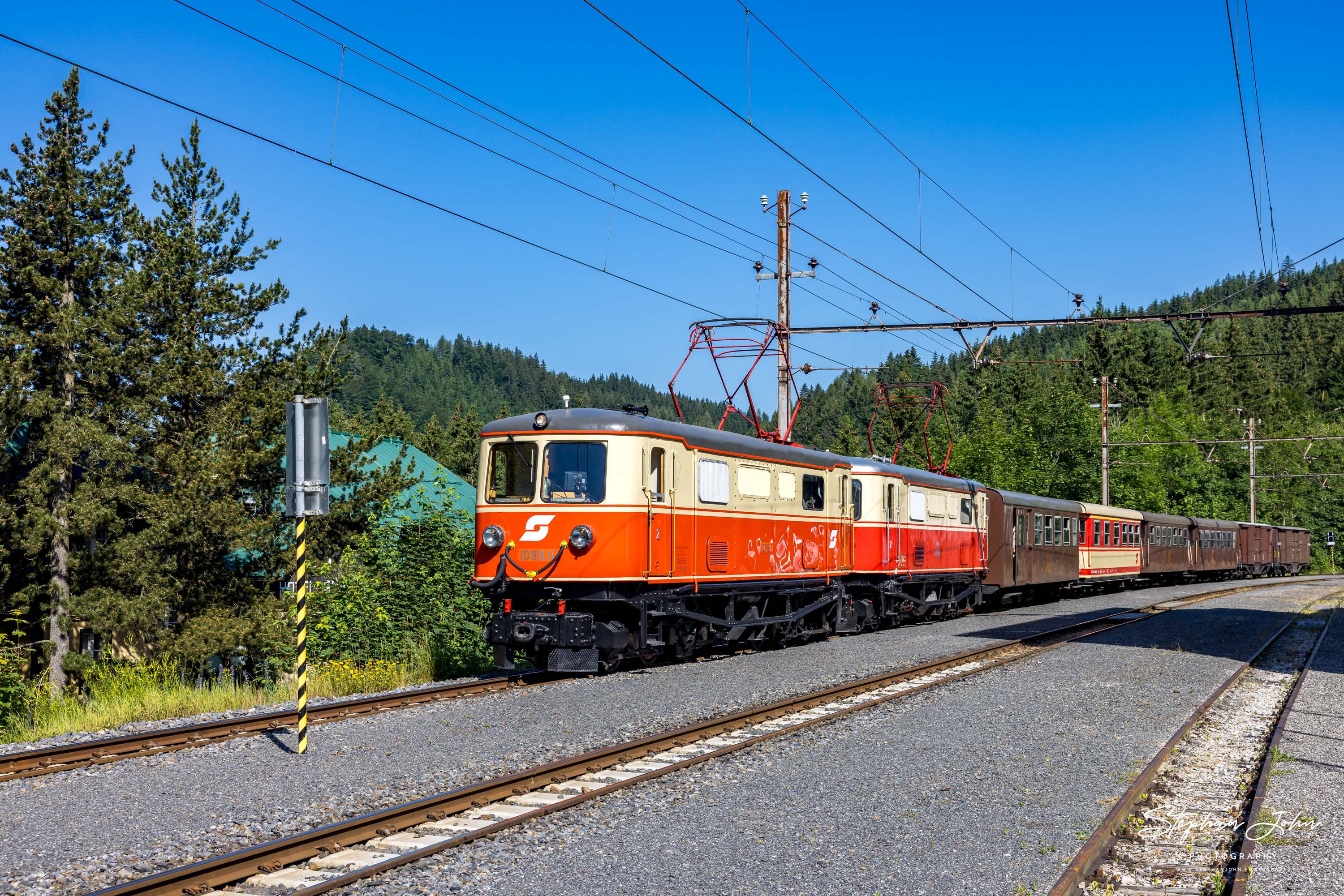 Zug 80963 mit Lok 1099.11 und 1099.14 nach Mariazell im Bahnhof Gösing.