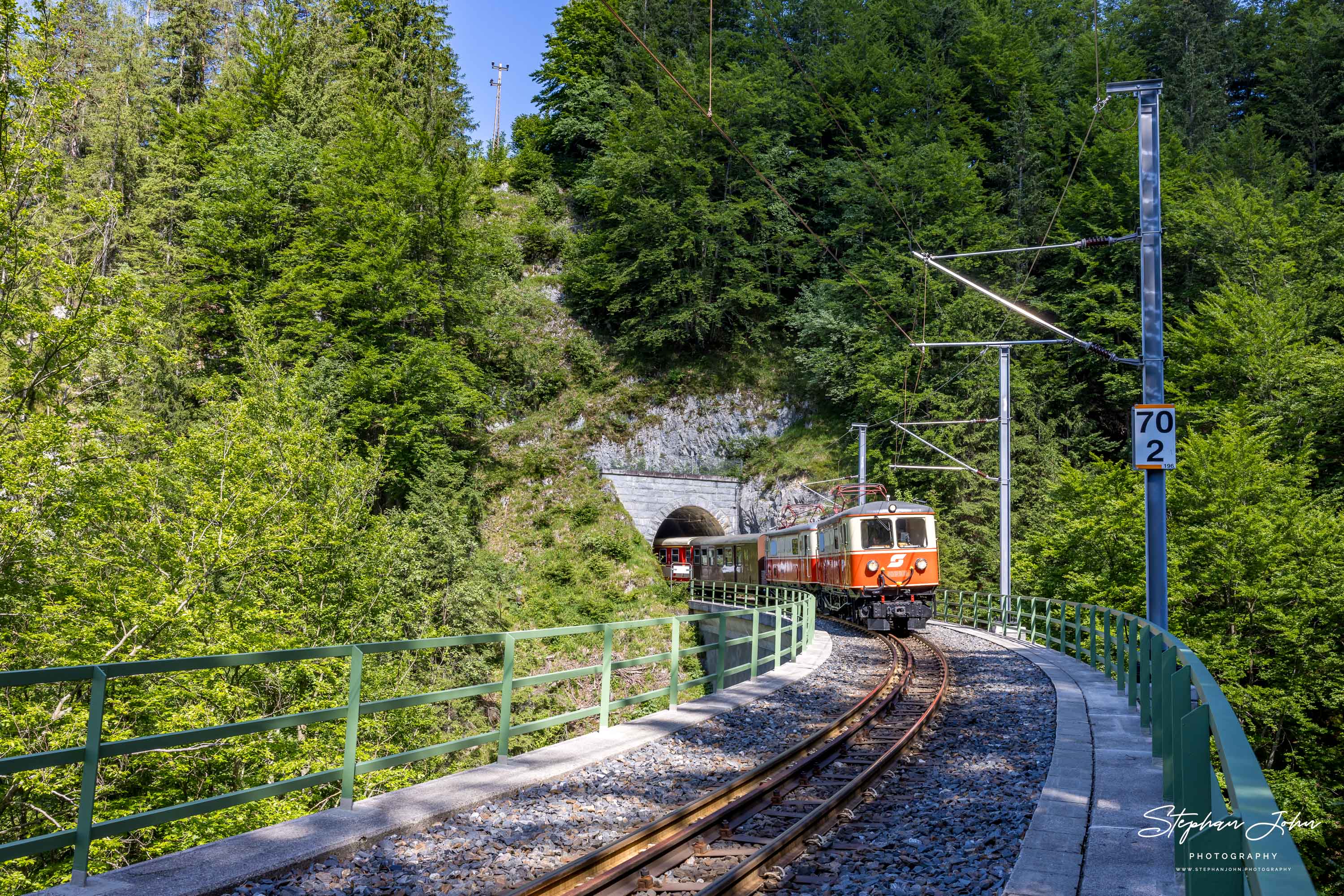 Zug 80963 mit Lok 1099.11 und 1099.14 nach Mariazell zwischen Gösing und Annaberg-Reith auf dem Klausgrabenviadukt