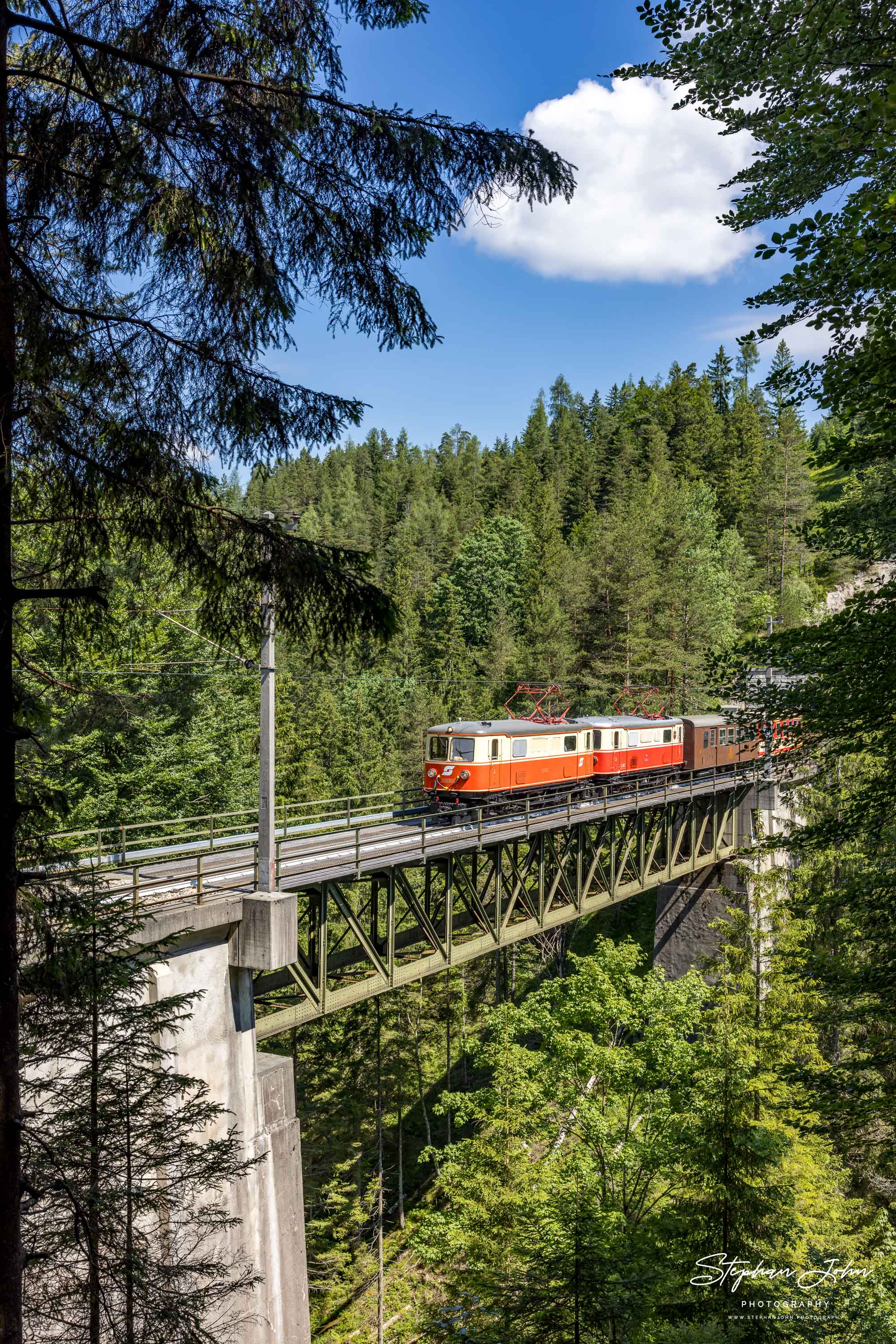 Zug 80963 mit Lok 1099.11 und 1099.14 nach Mariazell auf der Raingrabenbrücke