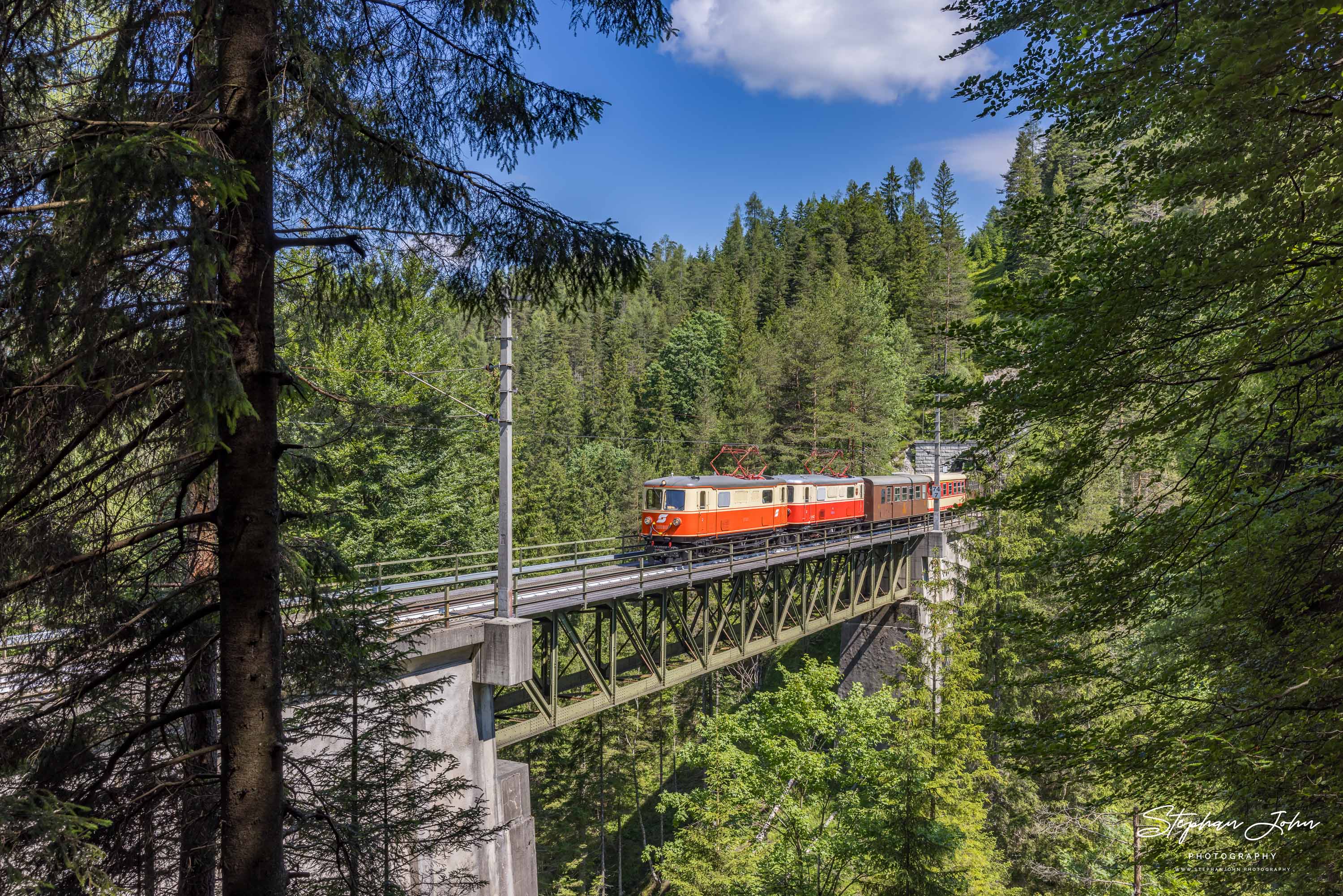 Zug 80963 mit Lok 1099.11 und 1099.14 nach Mariazell auf der Raingrabenbrücke