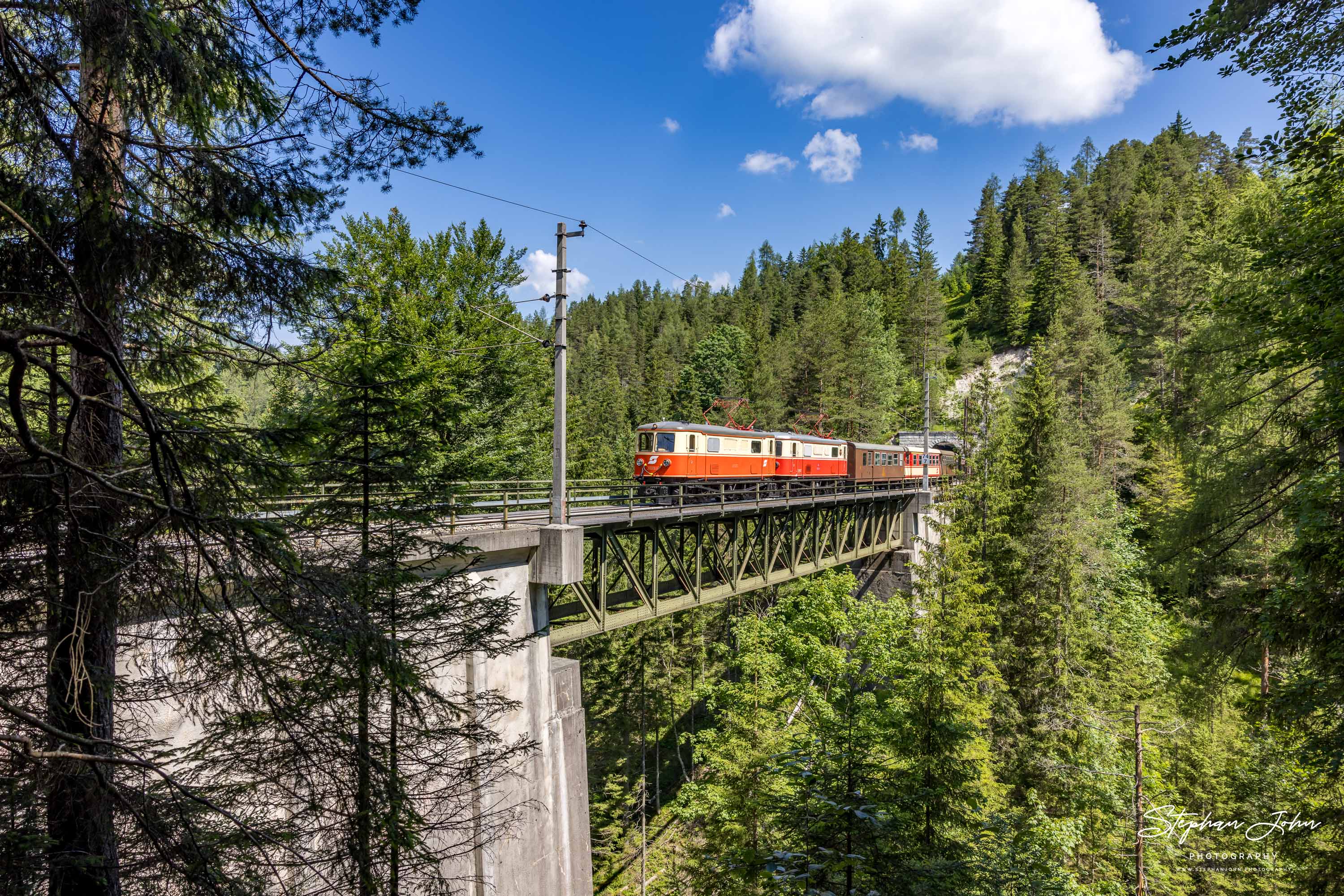 Zug 80963 mit Lok 1099.11 und 1099.14 nach Mariazell auf der Raingrabenbrücke