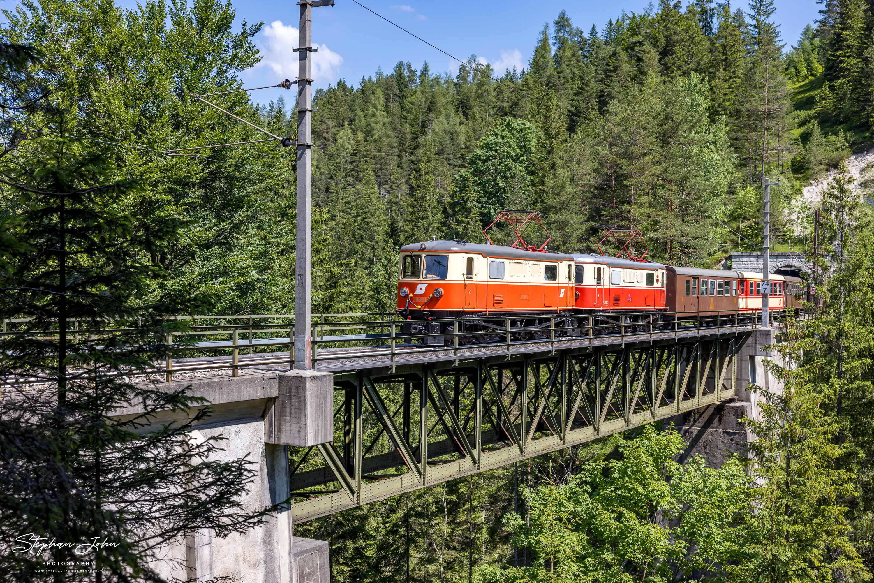 Zug 80963 mit Lok 1099.11 und 1099.14 nach Mariazell auf der Raingrabenbrücke