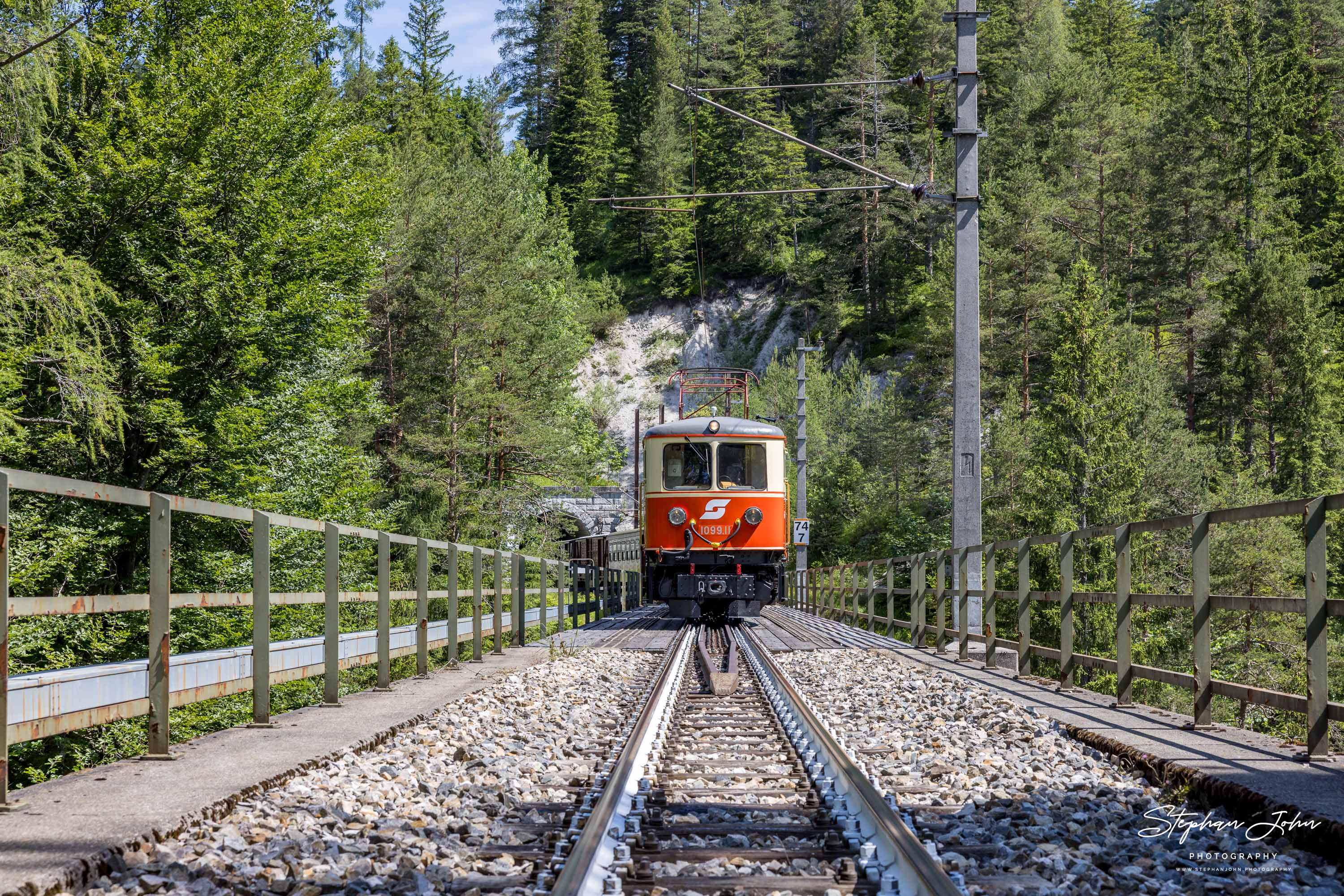 Zug 80963 mit Lok 1099.11 und 1099.14 nach Mariazell auf der Raingrabenbrücke