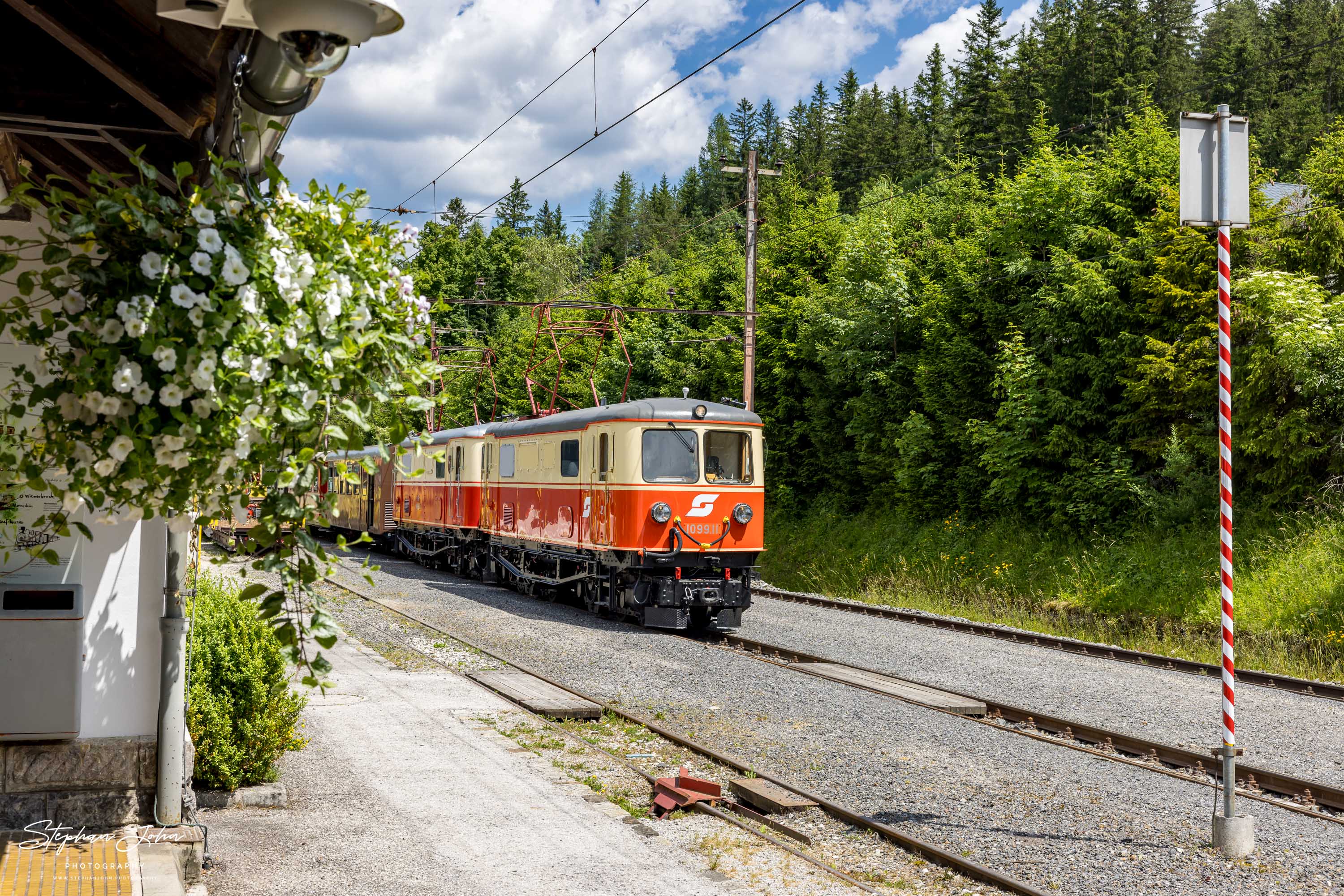Zug 80963 mit Lok 1099.11 und 1099.14 nach Mariazell im Bahnhof Mitterbach